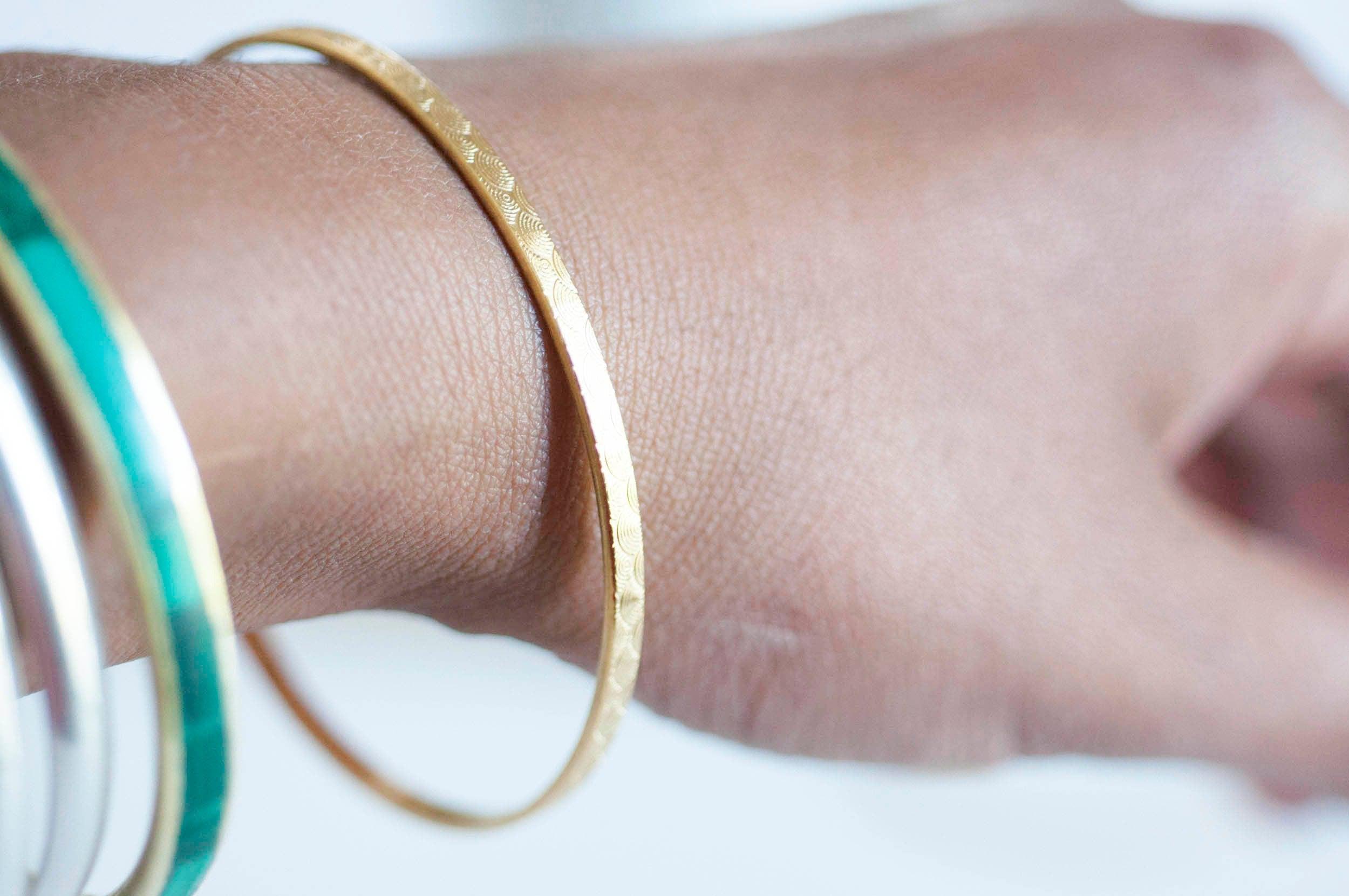 Gingerlily Jonc bracelet acier doré gravé 66mm x1