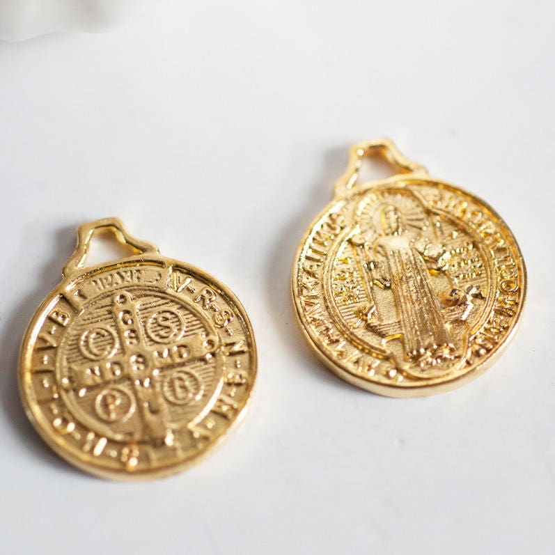 Gingerlily Perles médaille Saint Benoit dorée 21 mm