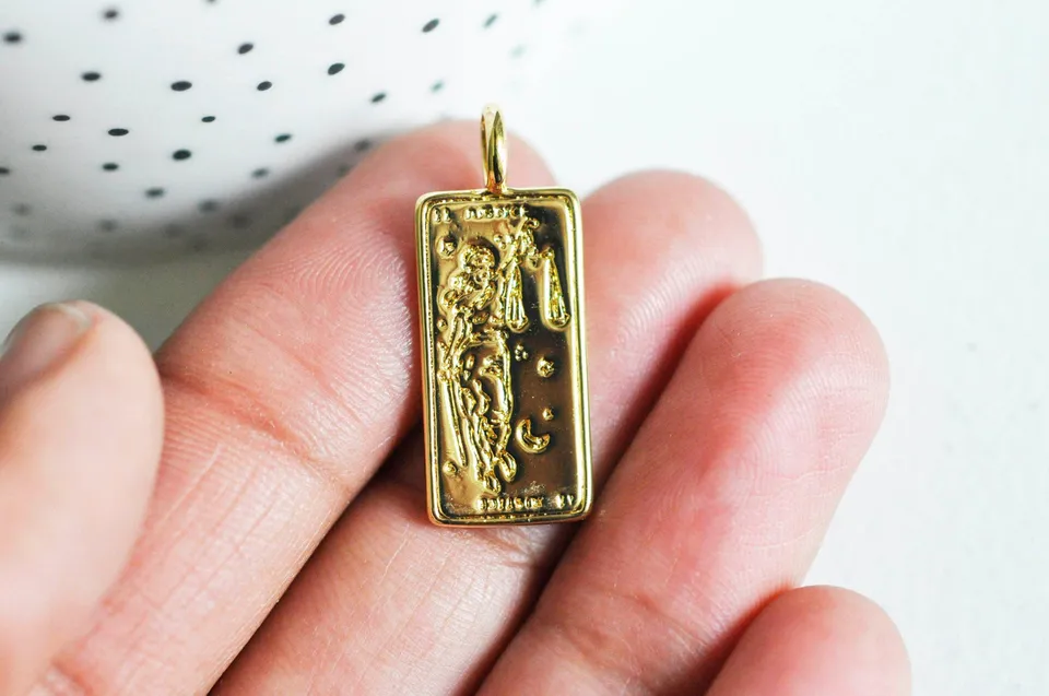 Gingerlily Pendentif médaille Justice G3561 laiton doré 29mm