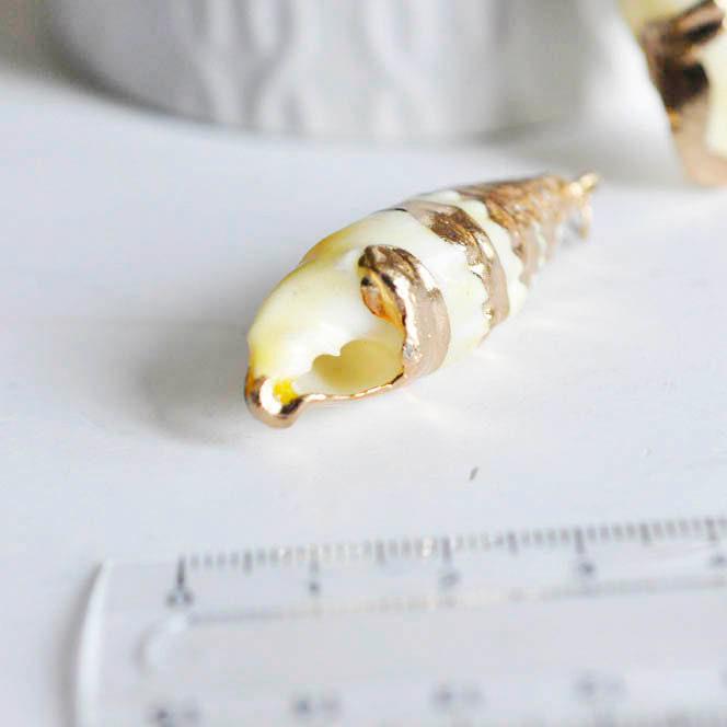 Gingerlily Perles G667 pendentif coquillage doré 40mm naturel