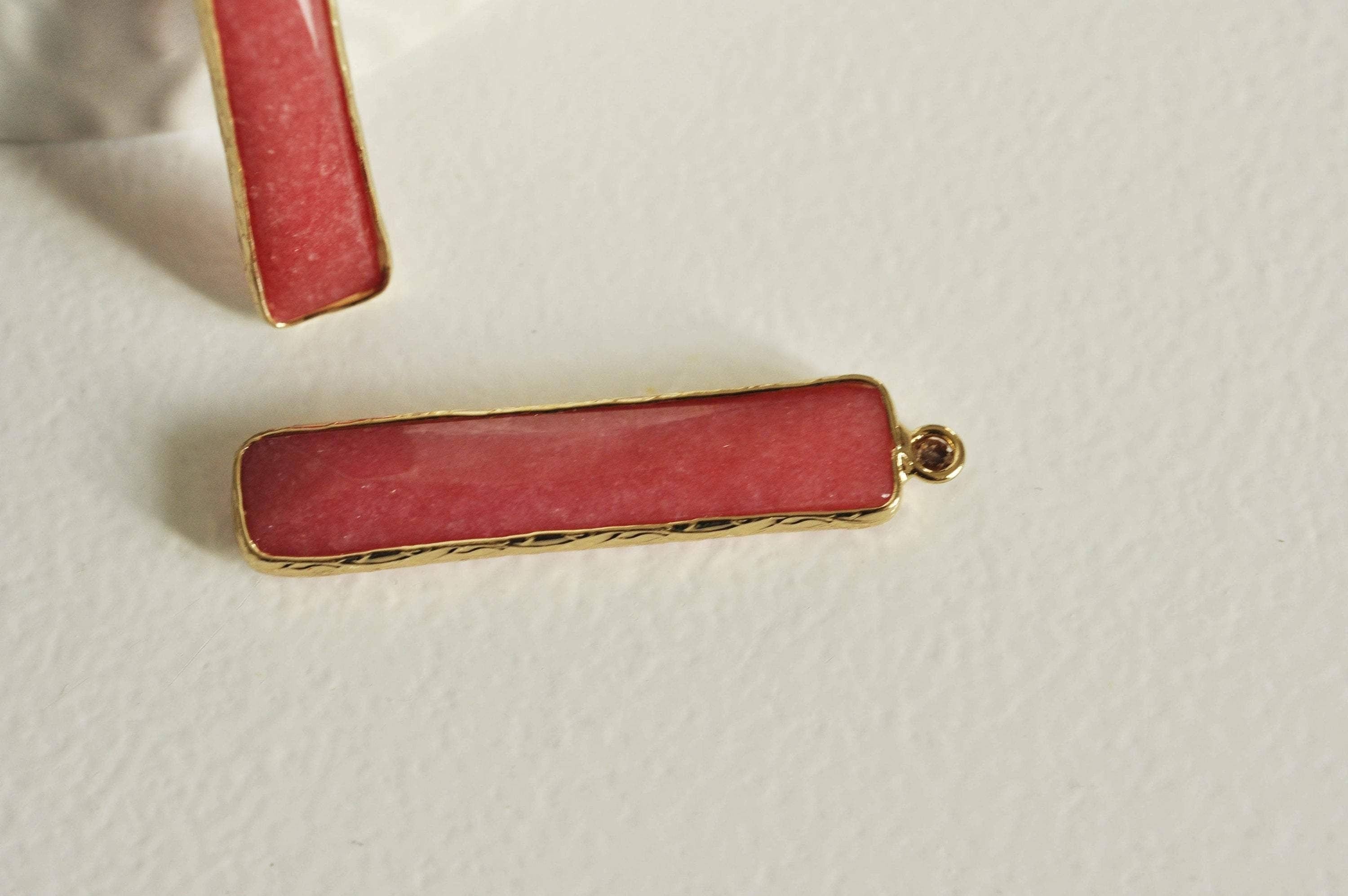 Gingerlily pendentif rectangle jade rouge facetté doré