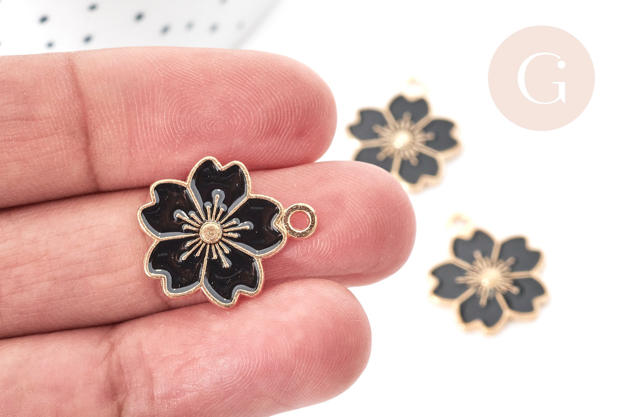 Gingerlily Pendentif fleur zamac doré émail noir 20mm x10 G8090