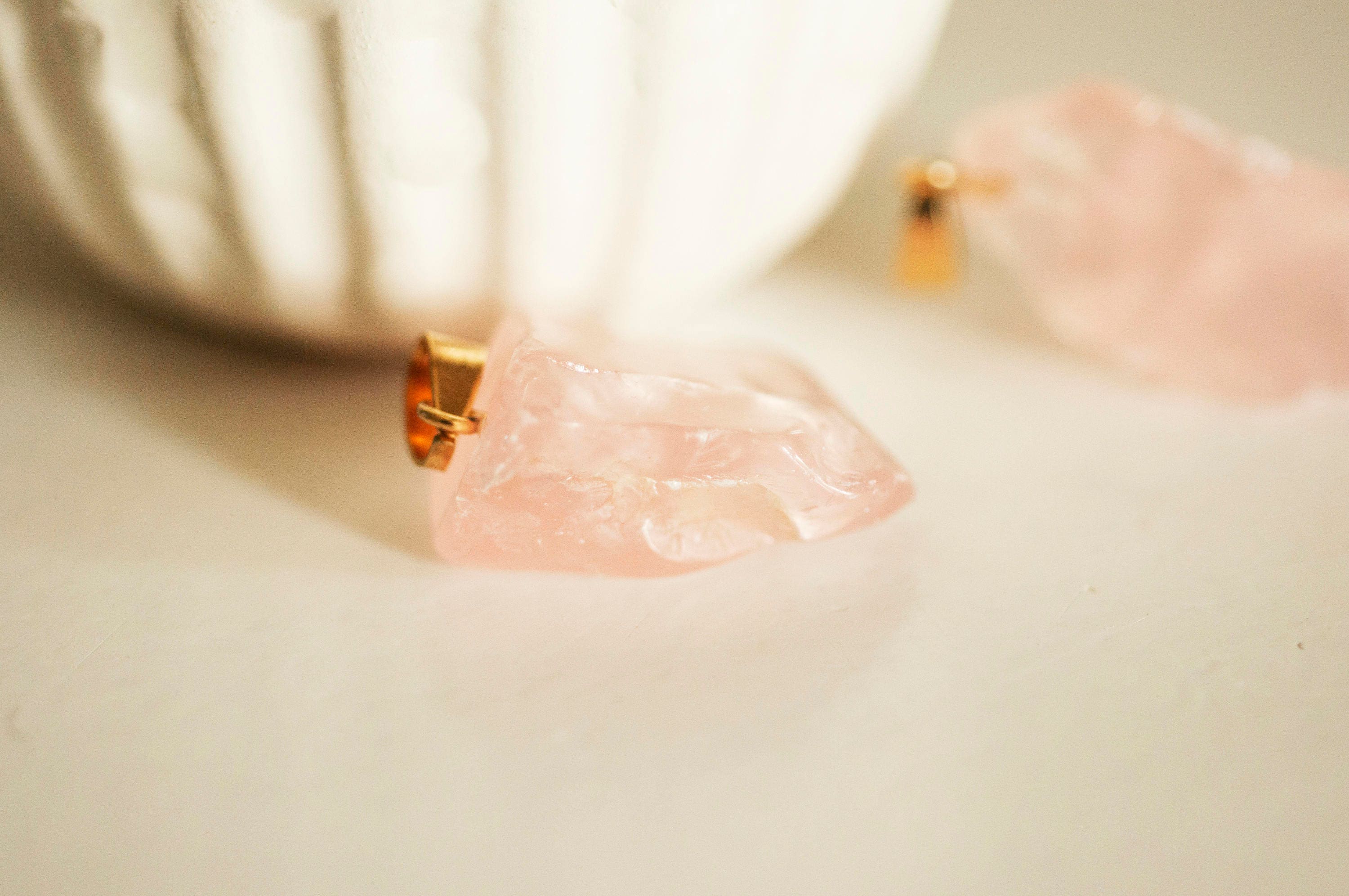 Gingerlily Pendentifs quartz rose brut doré pointe à l’unité