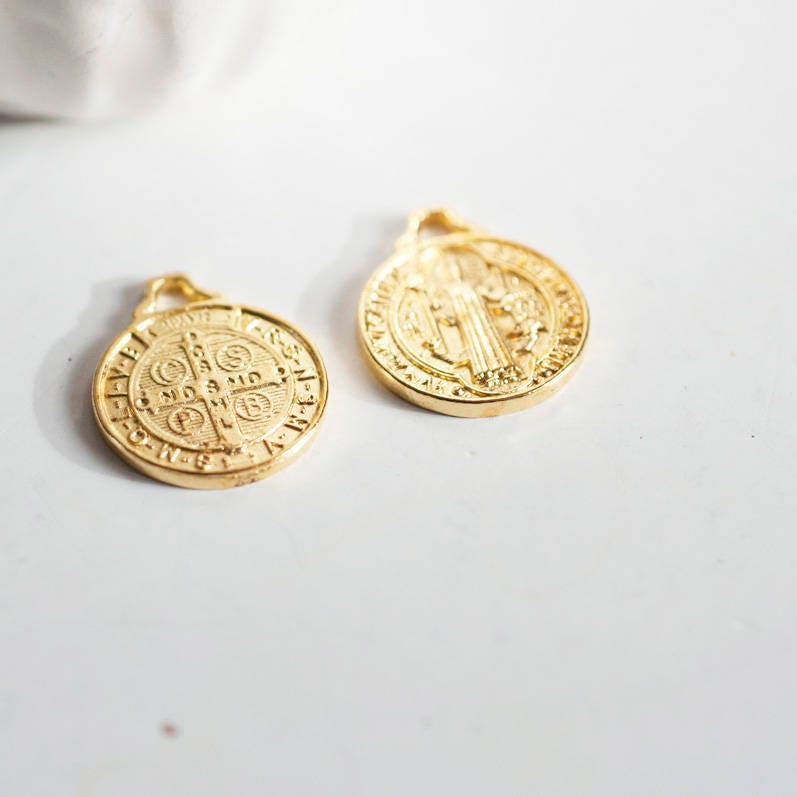 Gingerlily Perles médaille Saint Benoit dorée 21 mm