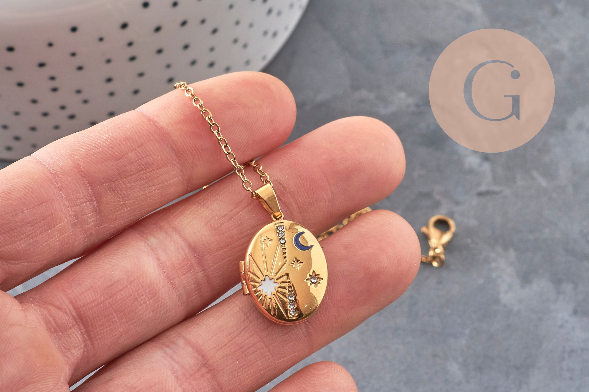 Gingerlily Bijoux personnalisés G11076 collier locket lune étoiles doré