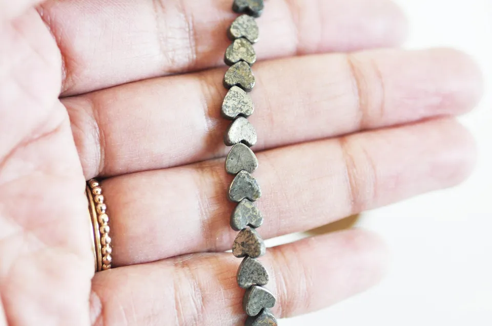Gingerlily Perles pyrite cœur 6mm fil 70 perles G3408