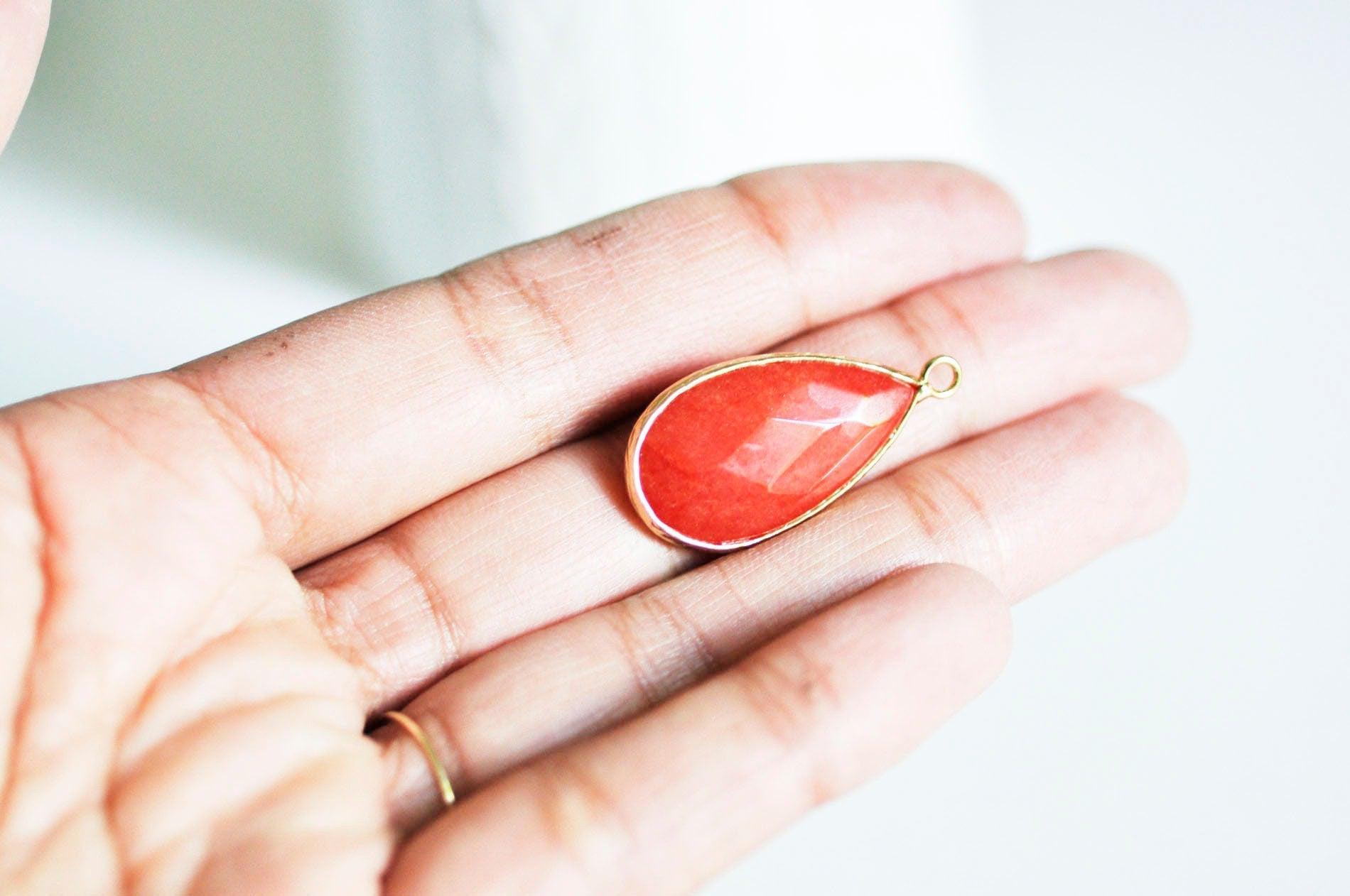 Gingerlily Pendentif goutte G0794 jade rouge doré 33mm
