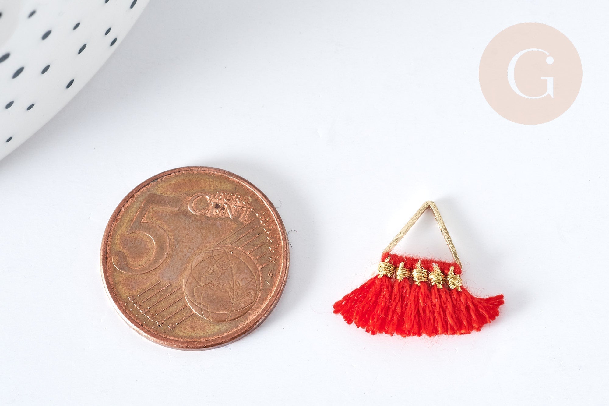 Gingerlily Pendentifs G8218 triangle pompon rouge 15mm breloque x1