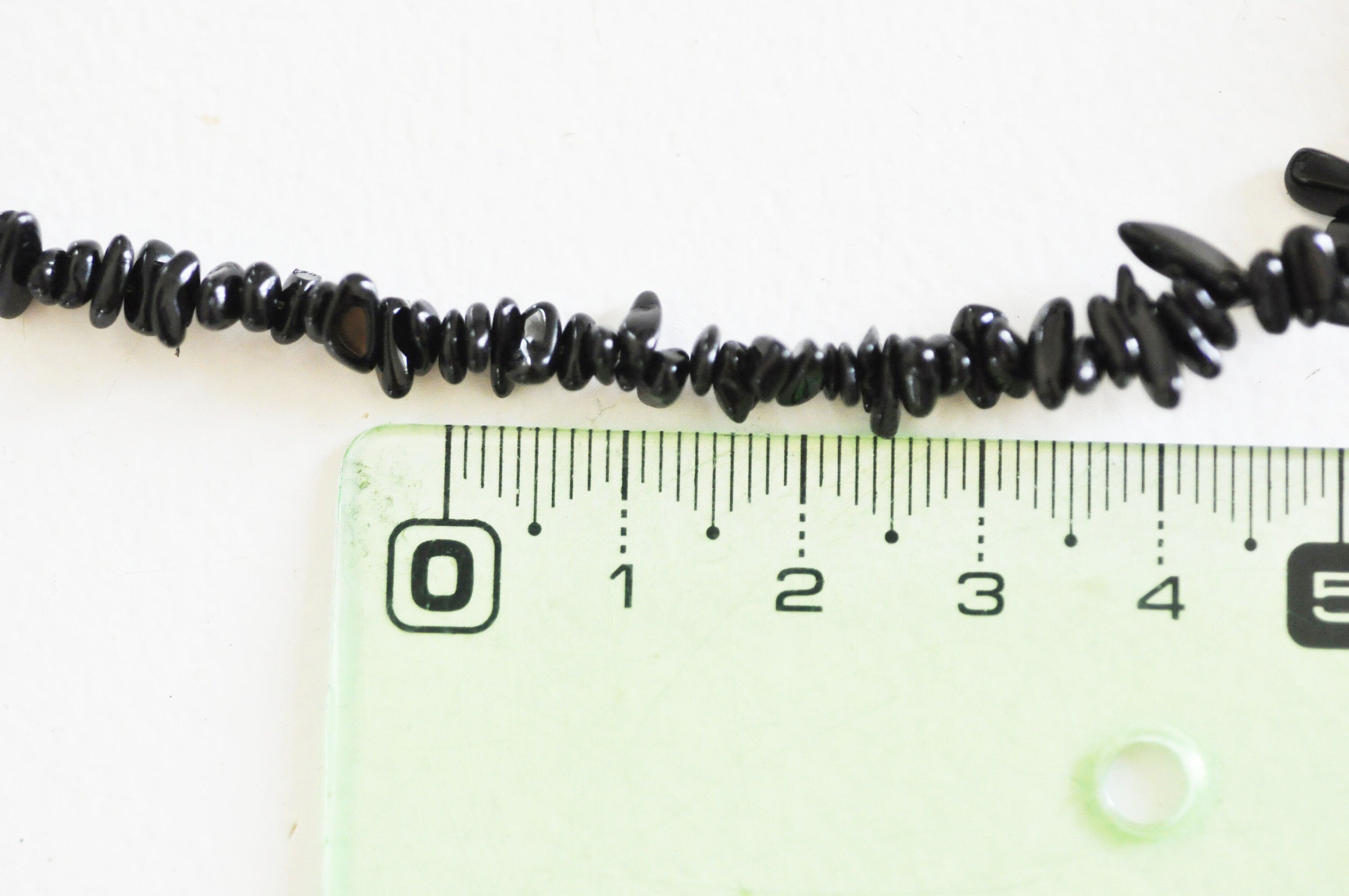 Gingerlily Perles chips tourmaline noire 3-8mm fil 78cm