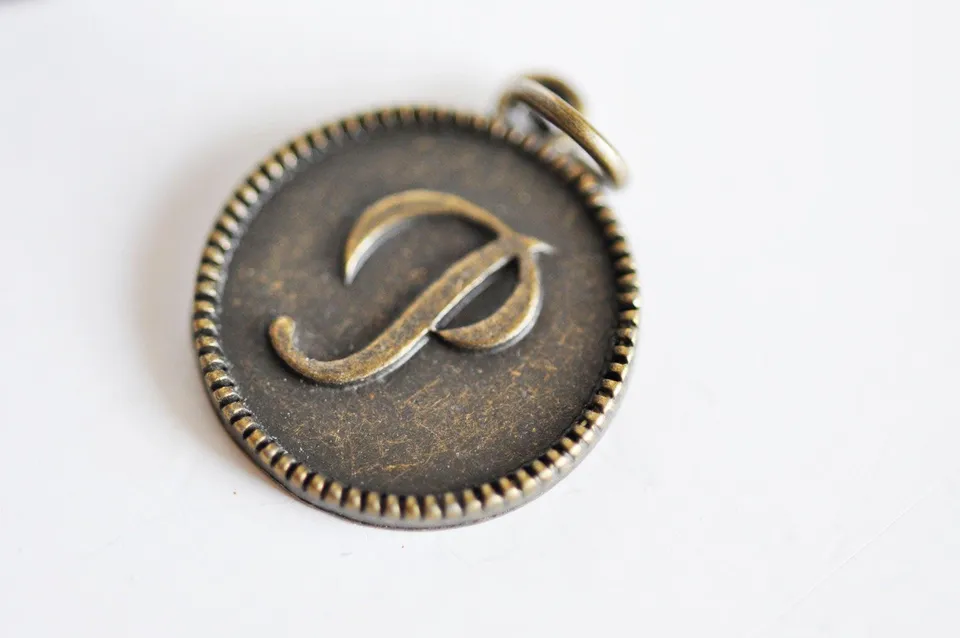 Gingerlily Pendentif médaille lettre P bronze 21mm G1115