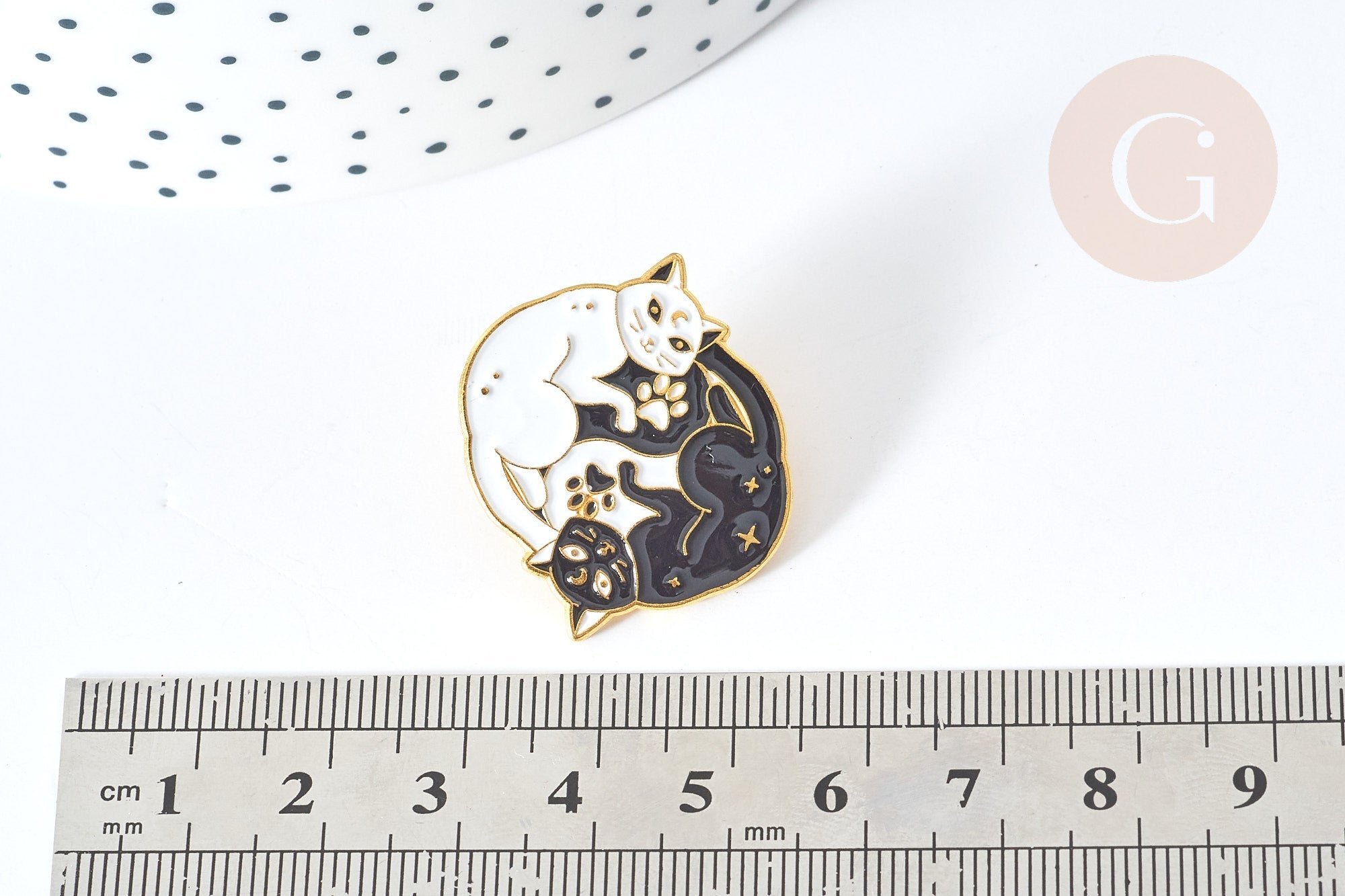 Gingerlily Broche Chat Yin Yang émail blanc noir doré G8132