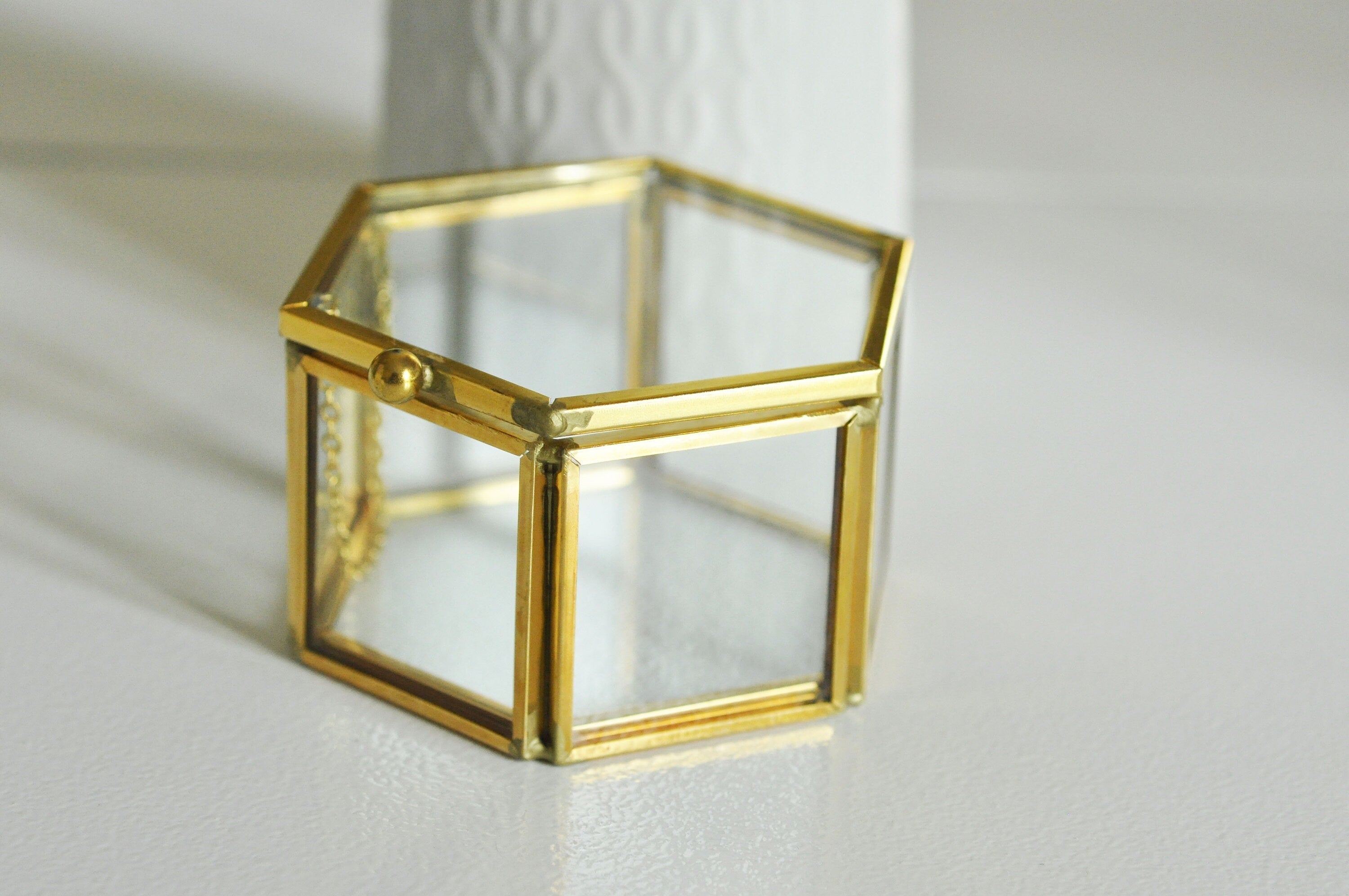 Gingerlily G926 boîte à bijoux verre laiton hexagone 7,5cm