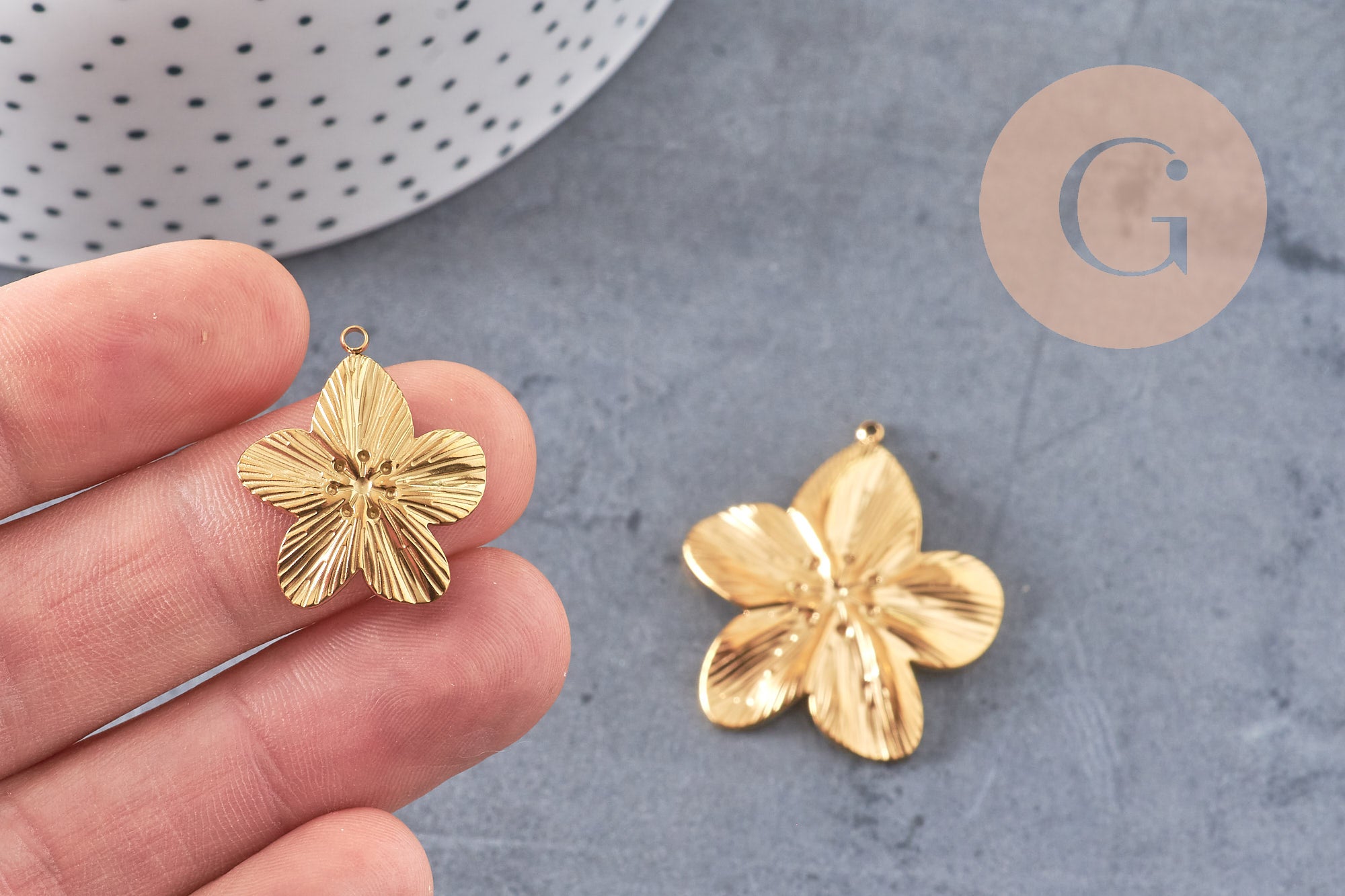 Gingerlily Pendentifs Fleur acier doré PVD 24 mm x1 taille M