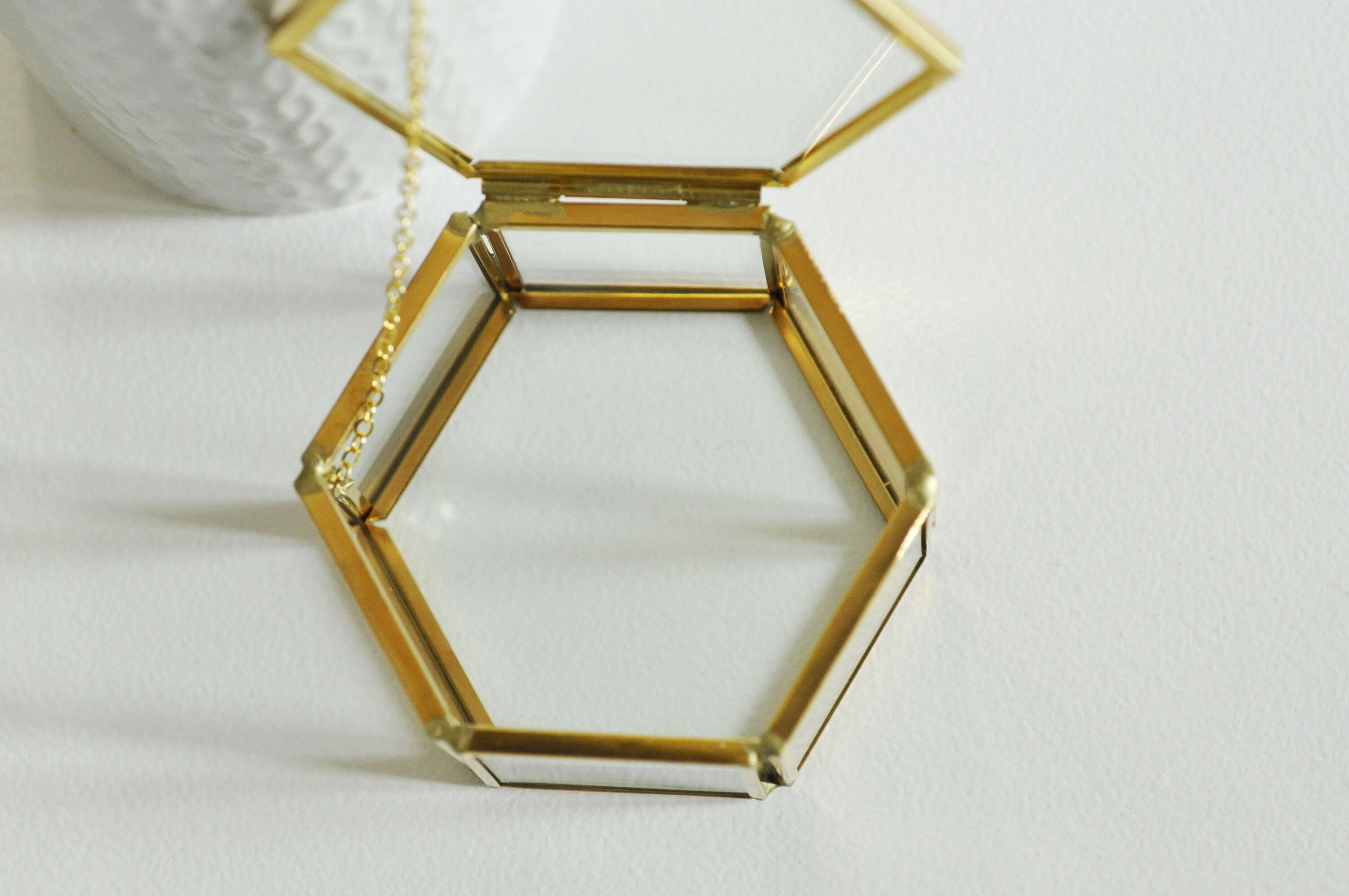 Gingerlily G926 boîte à bijoux verre laiton hexagone 7,5cm