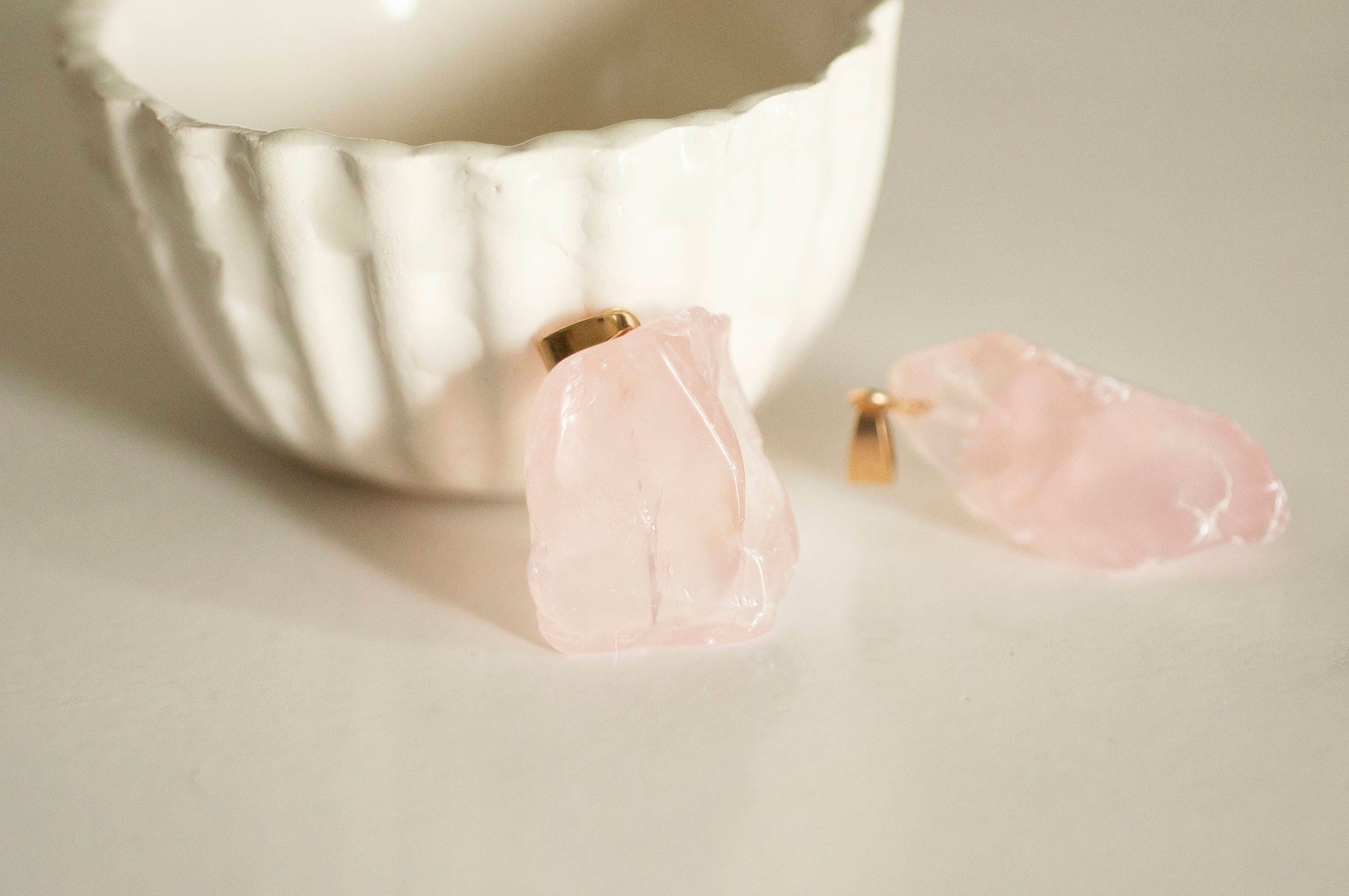 Gingerlily Pendentifs quartz rose brut doré pointe à l’unité