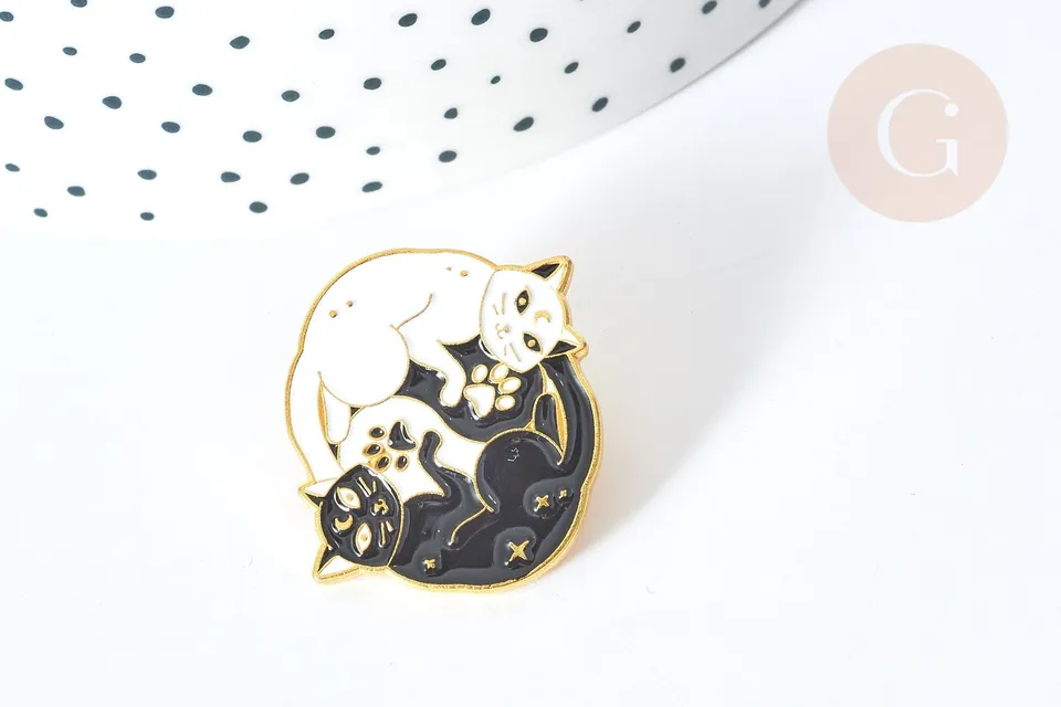 Gingerlily Broche Chat Yin Yang émail blanc noir doré G8132
