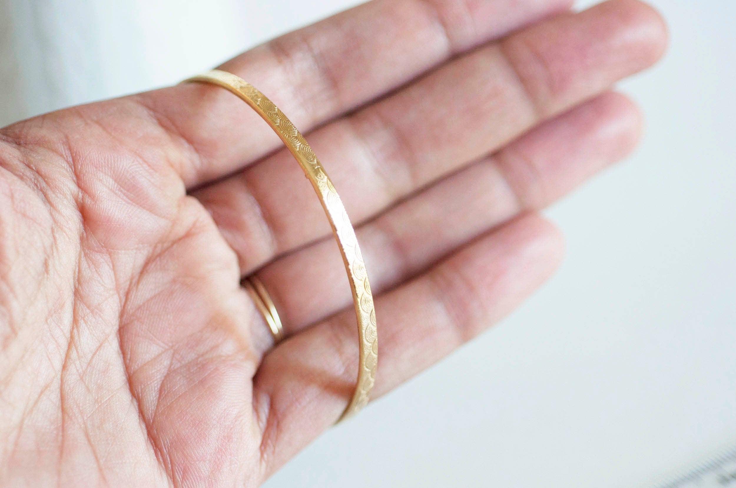 Gingerlily Jonc bracelet acier doré gravé 66mm x1