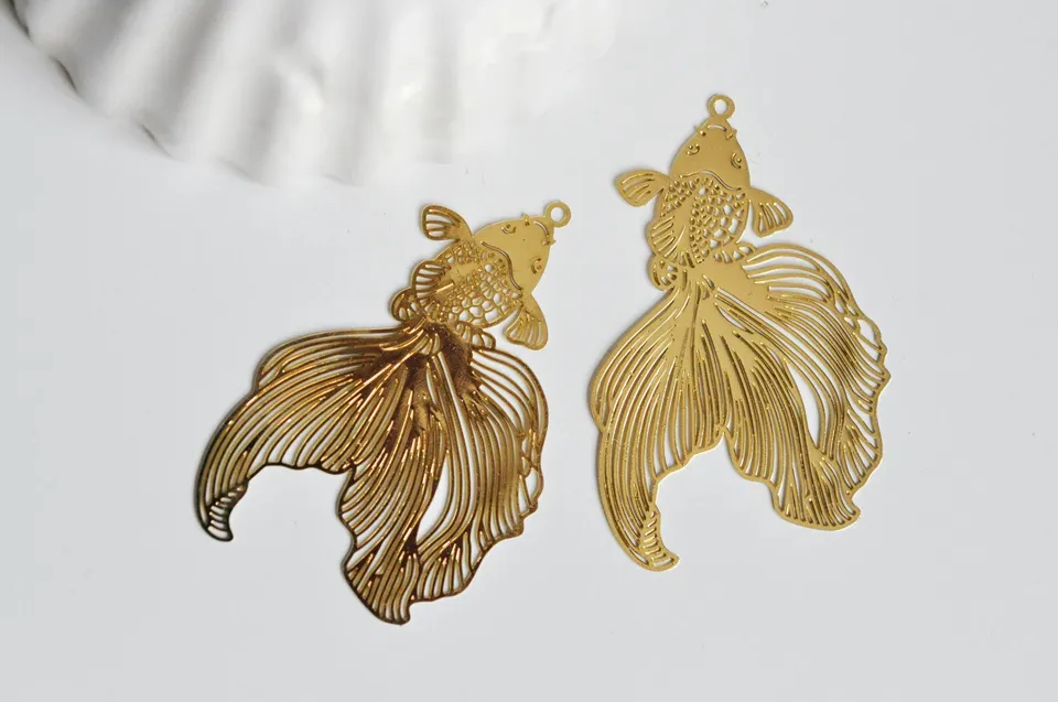 Gingerlily Pendentif estampe poisson japonais doré 49mm x2