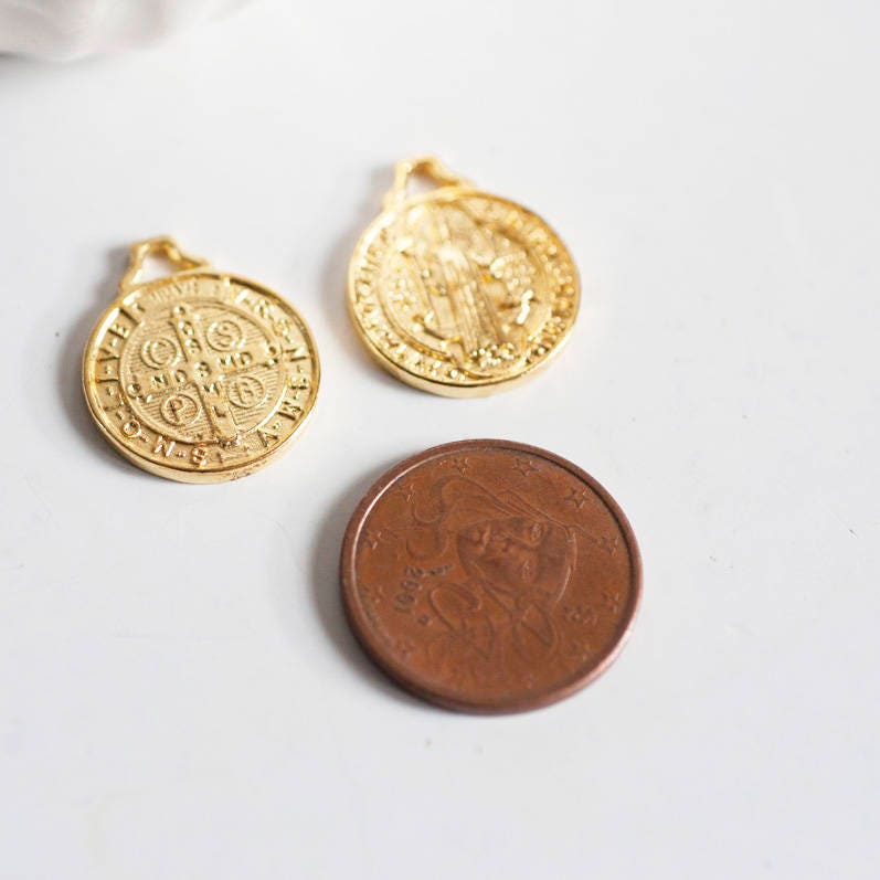 Gingerlily Perles médaille Saint Benoit dorée 21 mm