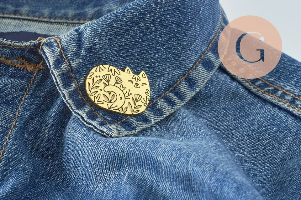 Gingerlily Broche G9786 chat gravé acier doré 34mm x1