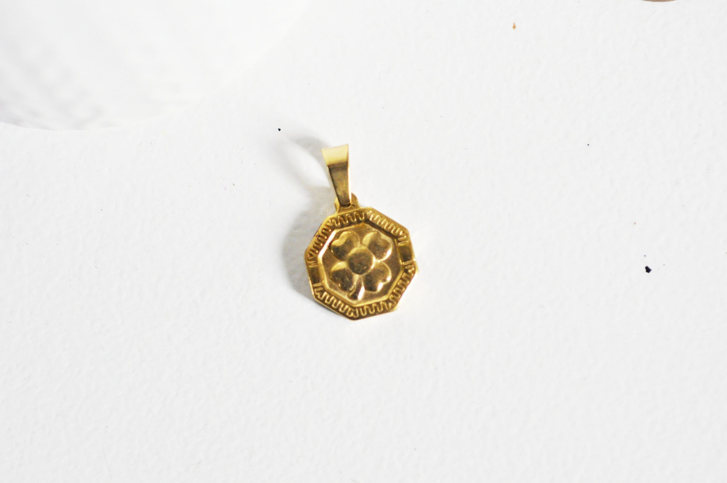Gingerlily Pendentif médaille trèfle doré 18mm G3061