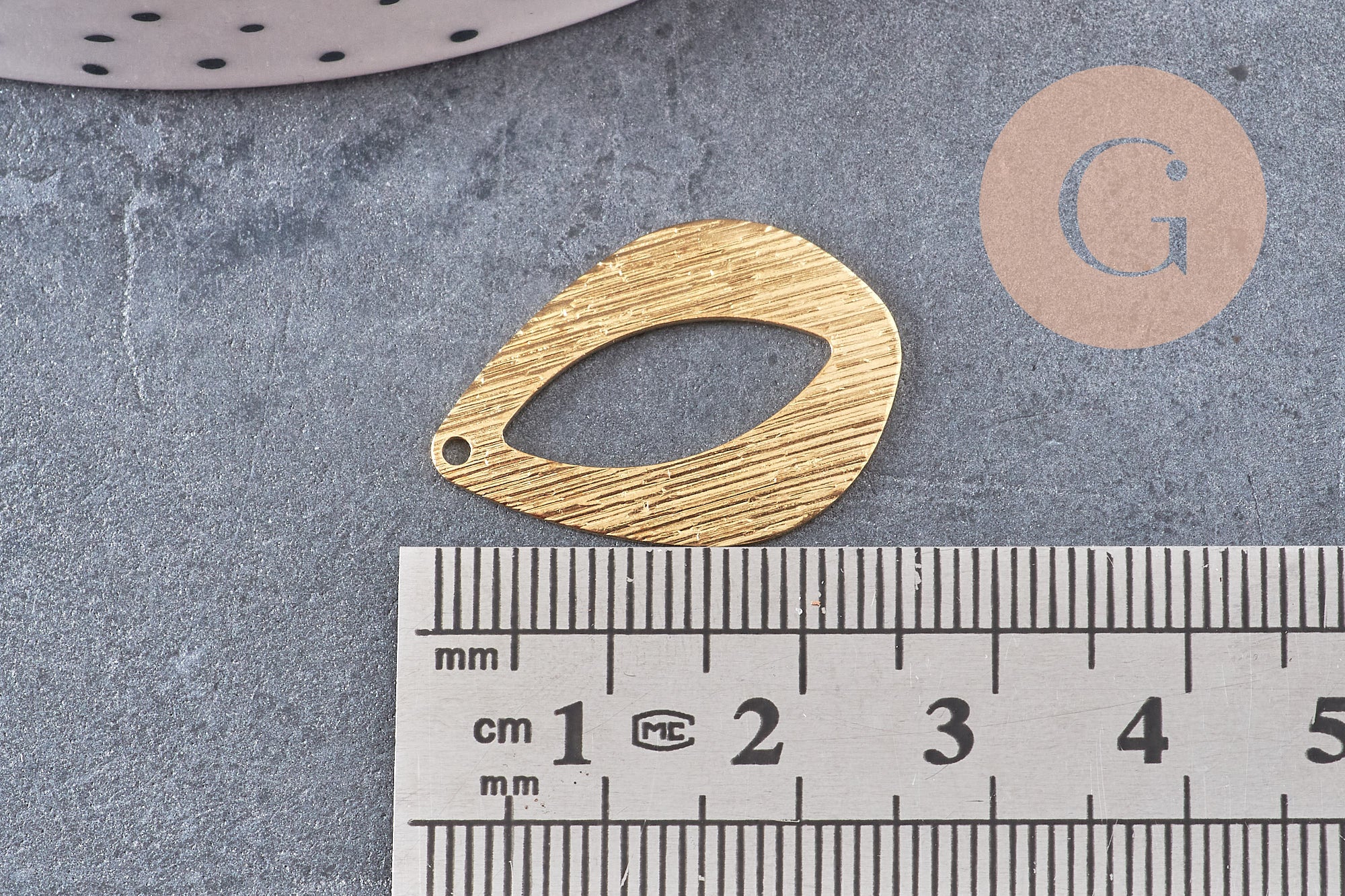Gingerlily Pendentif goutte évidée laiton brossé 25.5mm x2