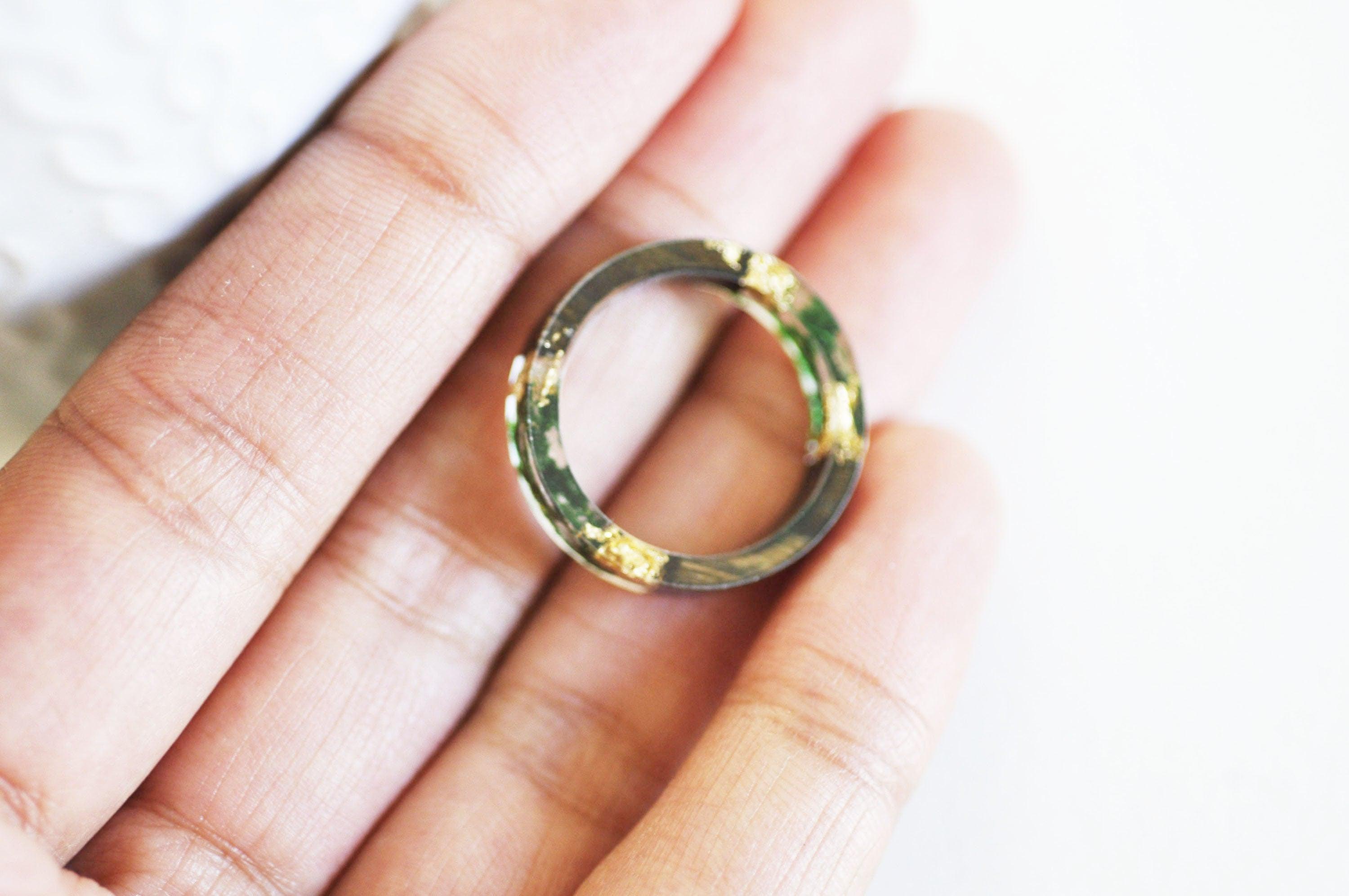 Gingerlily Perles Bague ébène résine 19mm x1 feuille or