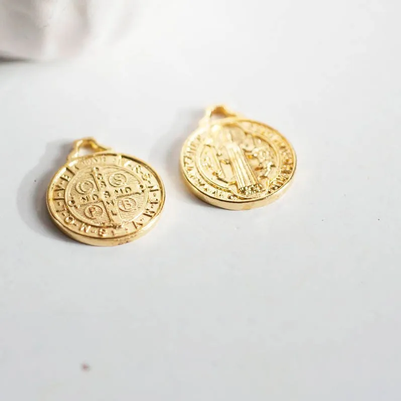 Gingerlily Perles médaille Saint Benoit dorée 21 mm