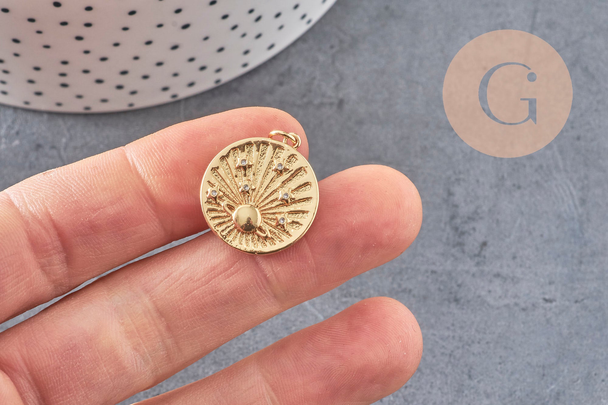 Gingerlily G6075 pendentif médaille planète laiton doré zircons 23,5mm