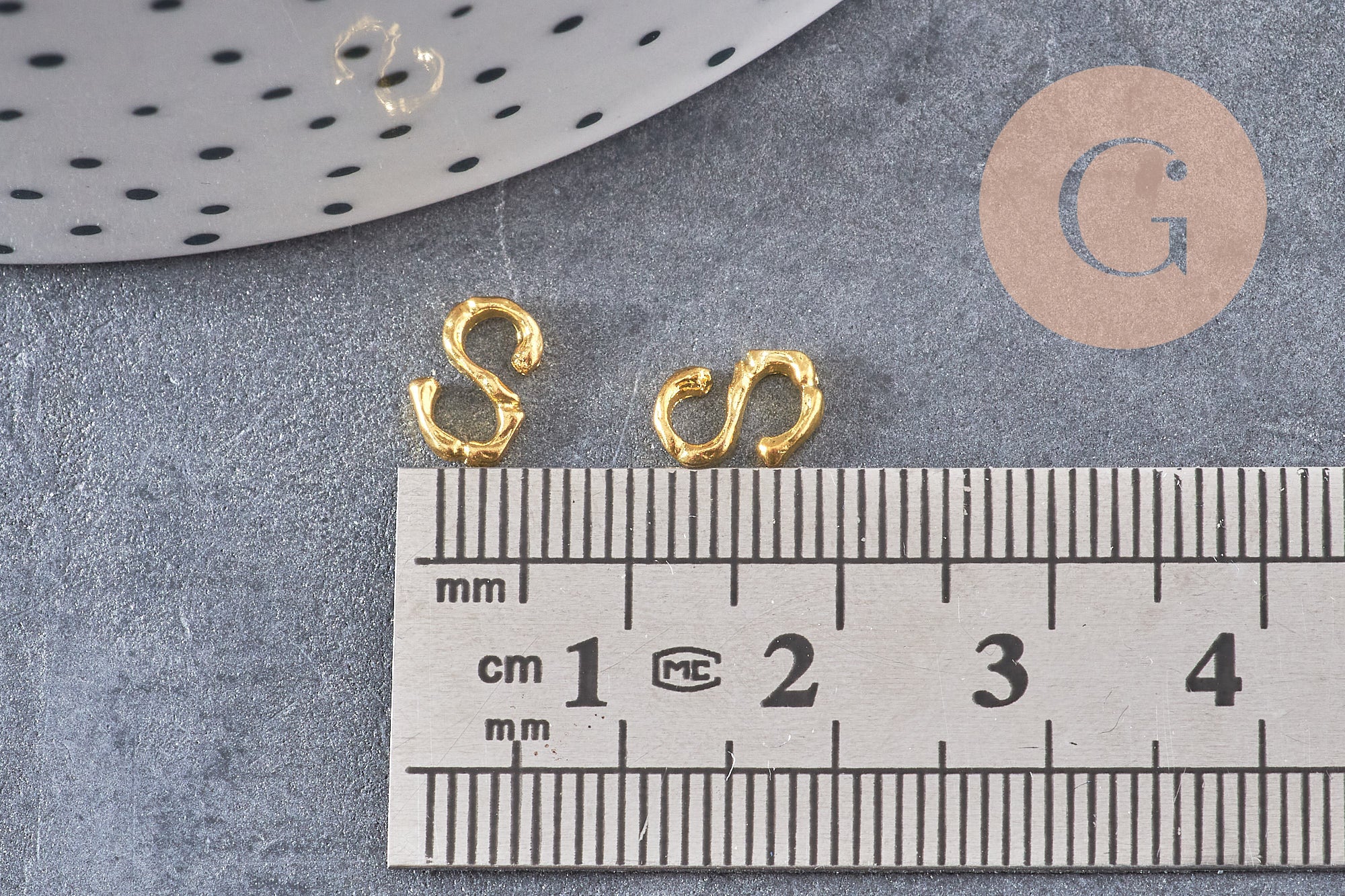 Gingerlily Pendentifs G3766 lettre à coller zamac doré 8x6mm x2