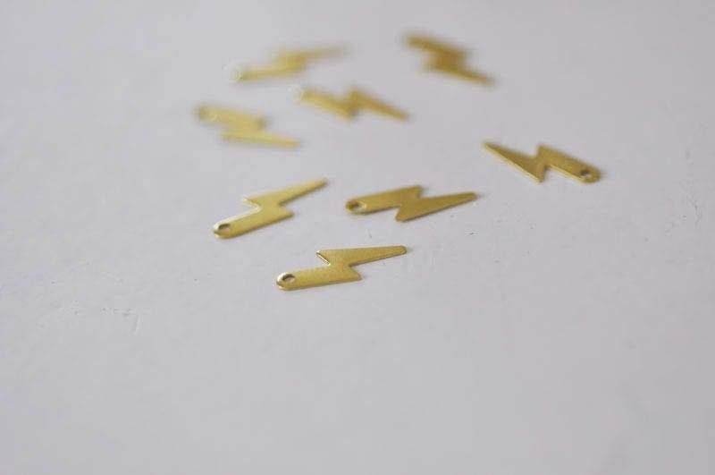 Gingerlily Pendentif éclair laiton brut 14 mm lot 50 sans nickel