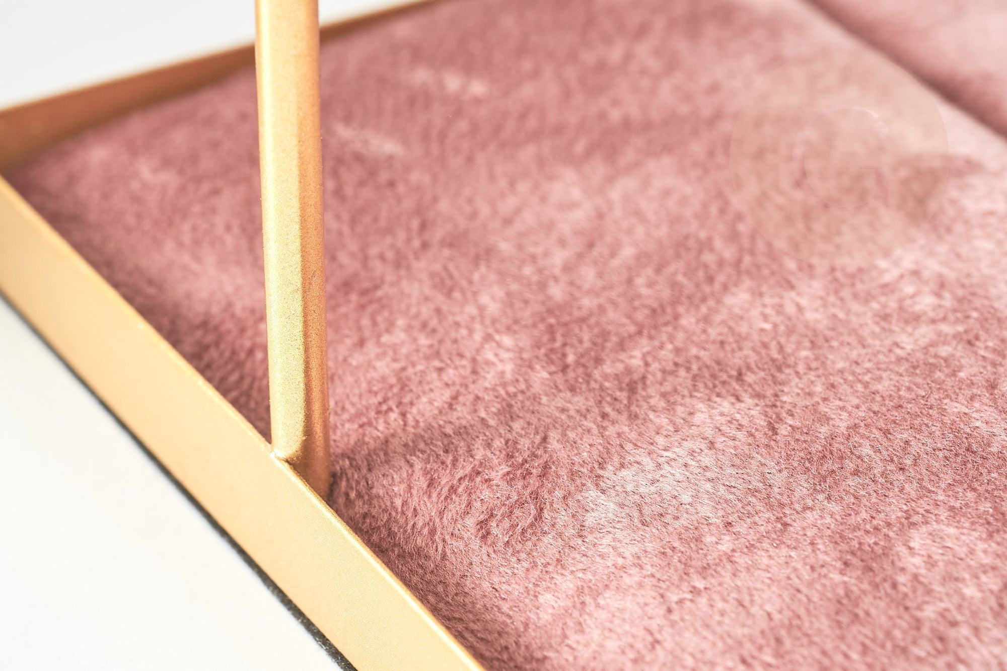 Gingerlily Présentoir à bijoux laiton doré velours vieux rose