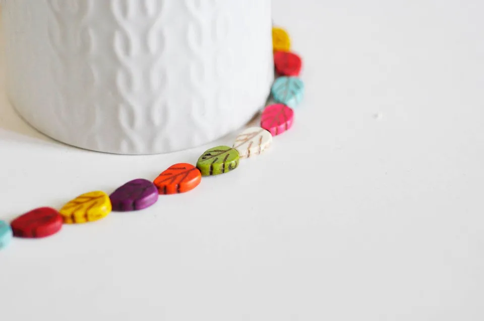Gingerlily G1147 perles feuilles howlite multicolore 13mm x10