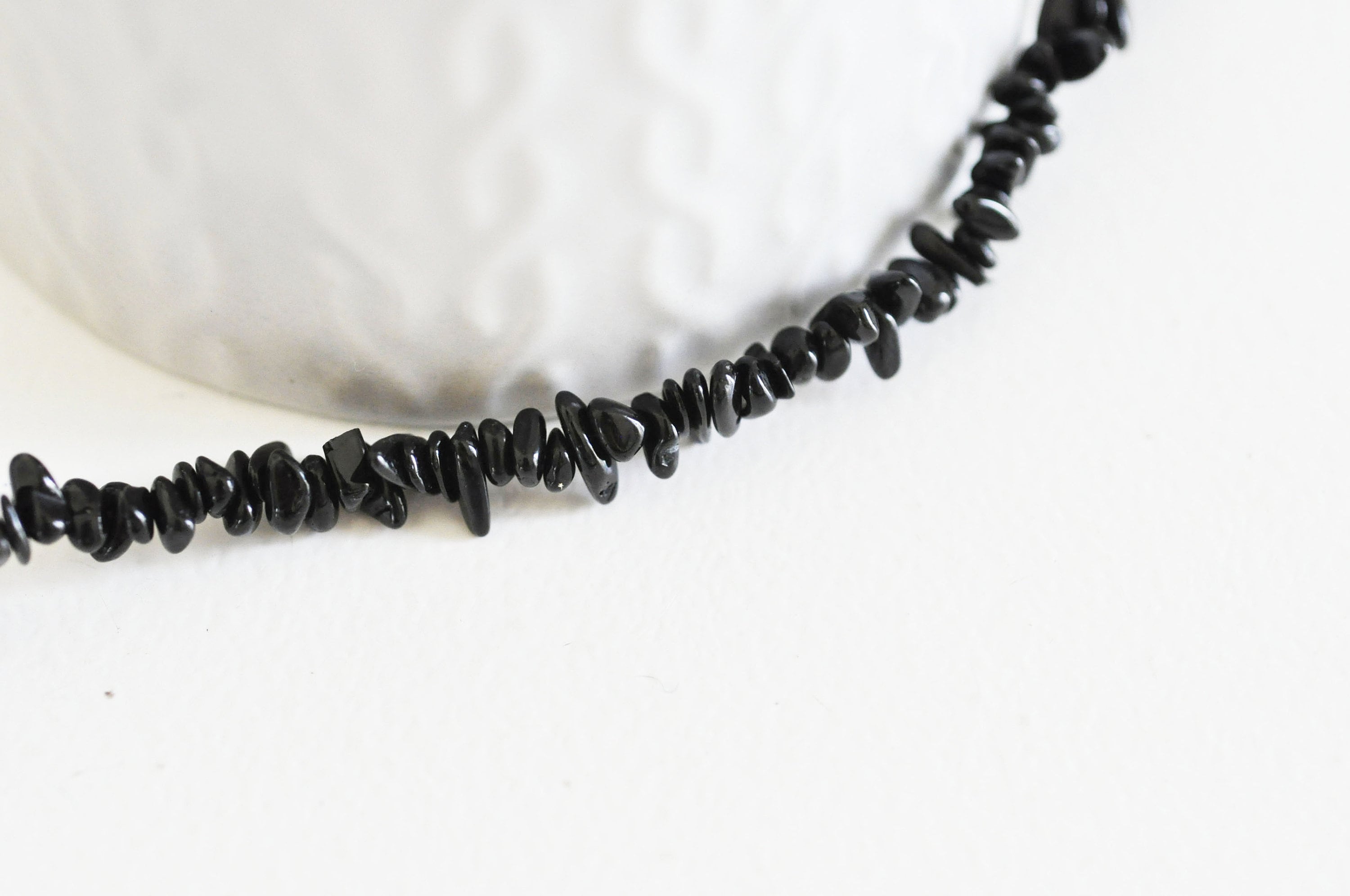Gingerlily Perles chips tourmaline noire 3-8mm fil 78cm