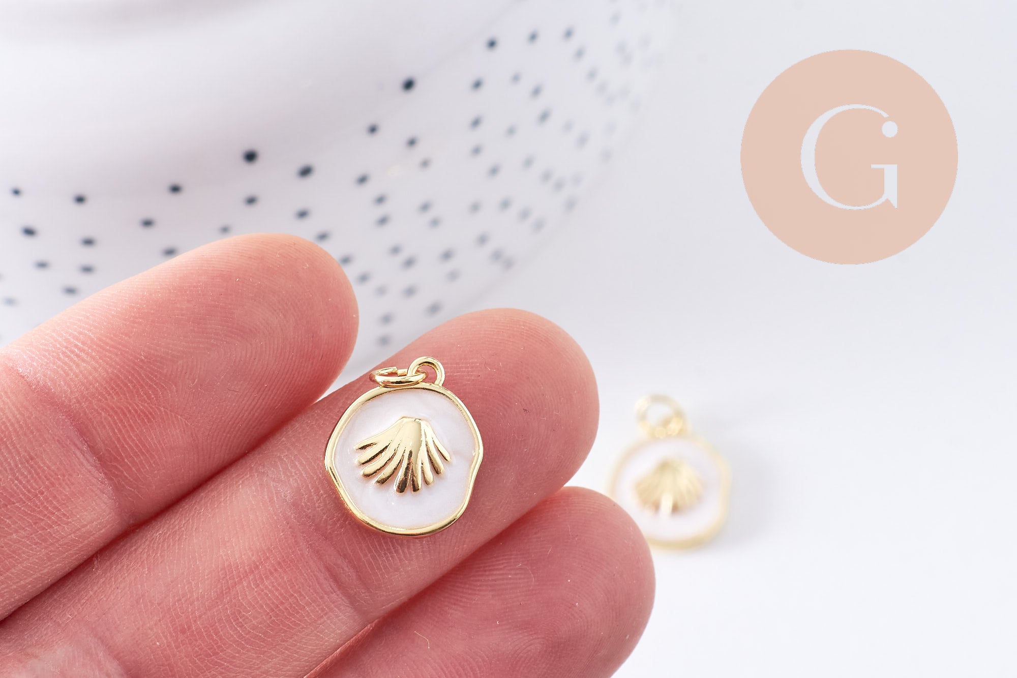 Gingerlily Pendentif médaille coquillage émail blanc 15.5mm