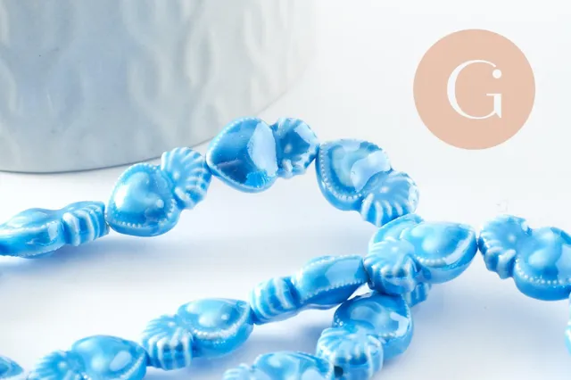 Gingerlily Perle porcelaine coeur bleu clair 16mm x24 irisé