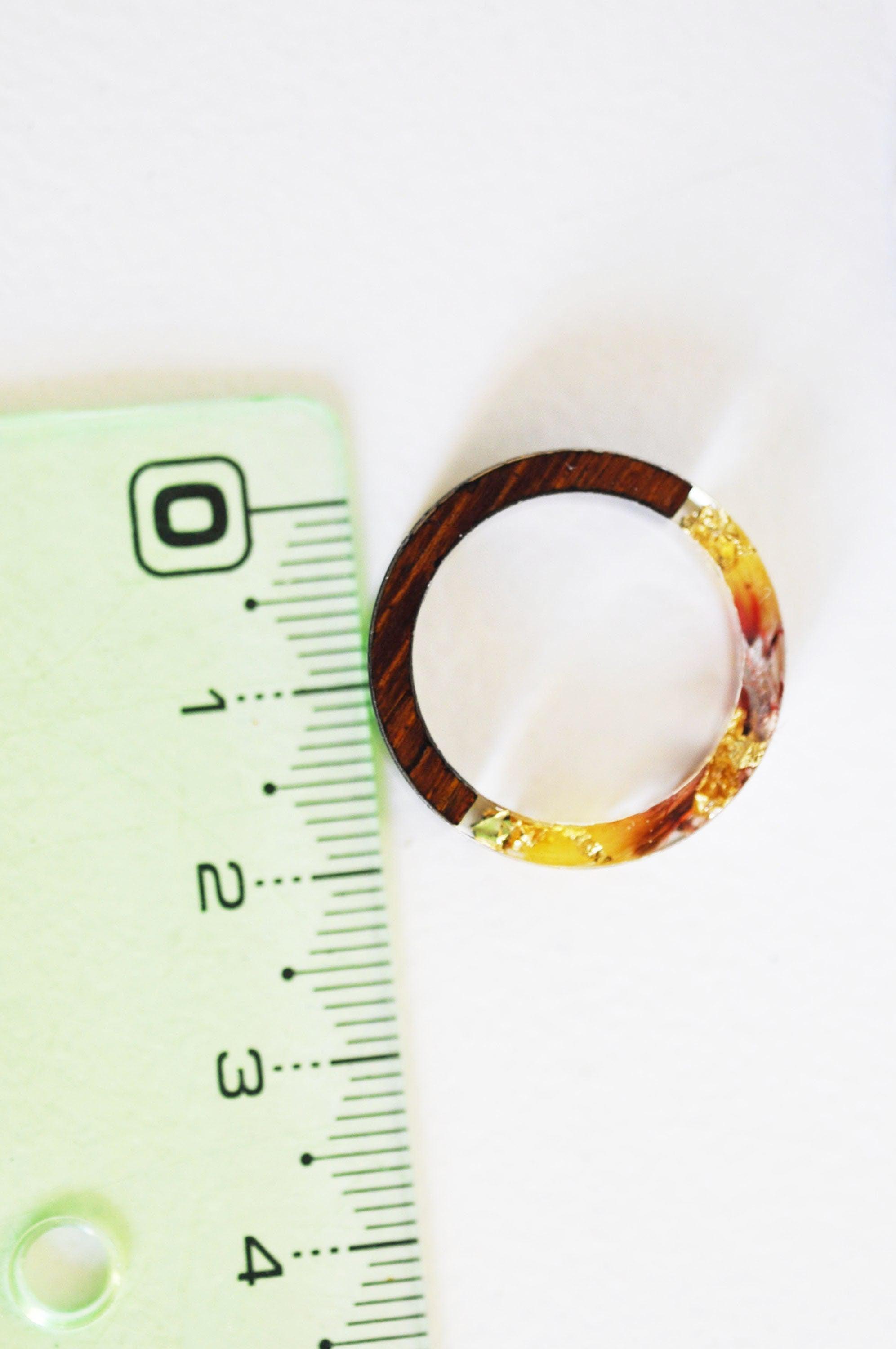 Gingerlily Bague ébène résine fleur jaune 17.5mm x1