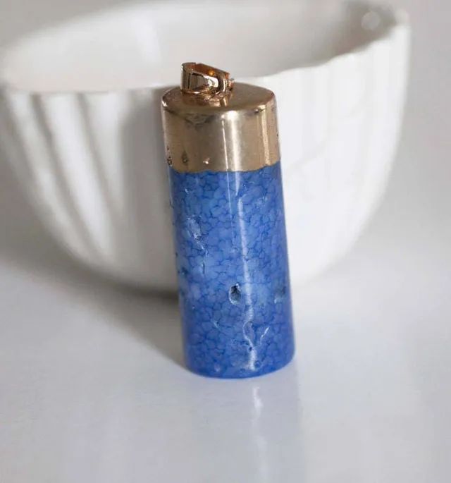 Gingerlily Pendentif colonne agate bleue support doré 50mm