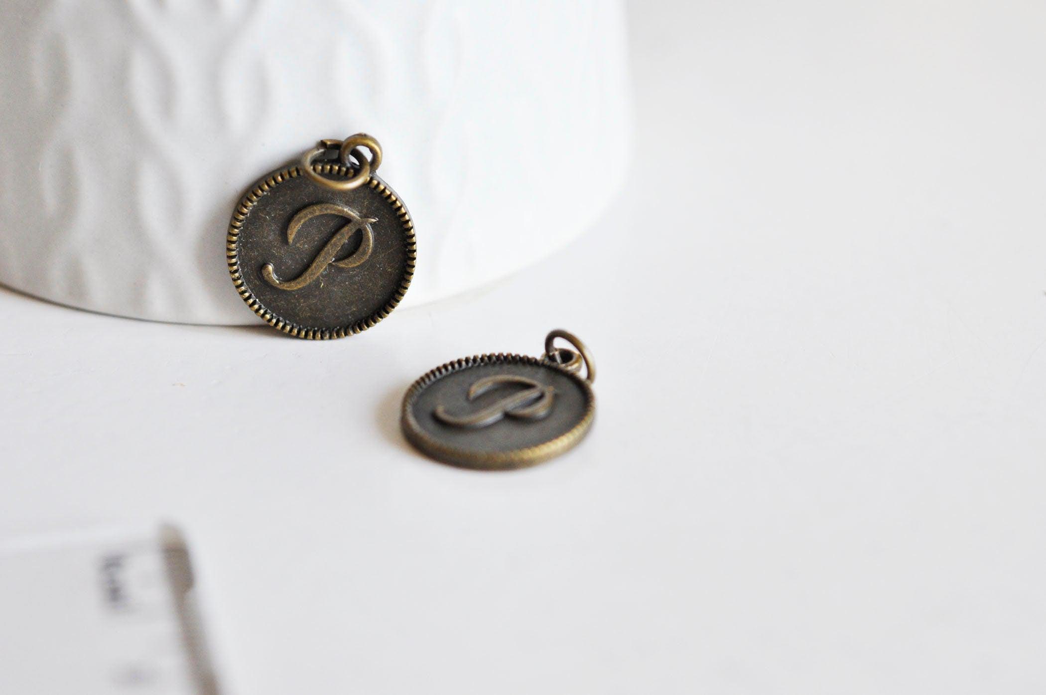 Gingerlily Pendentif médaille lettre P bronze 21mm G1115