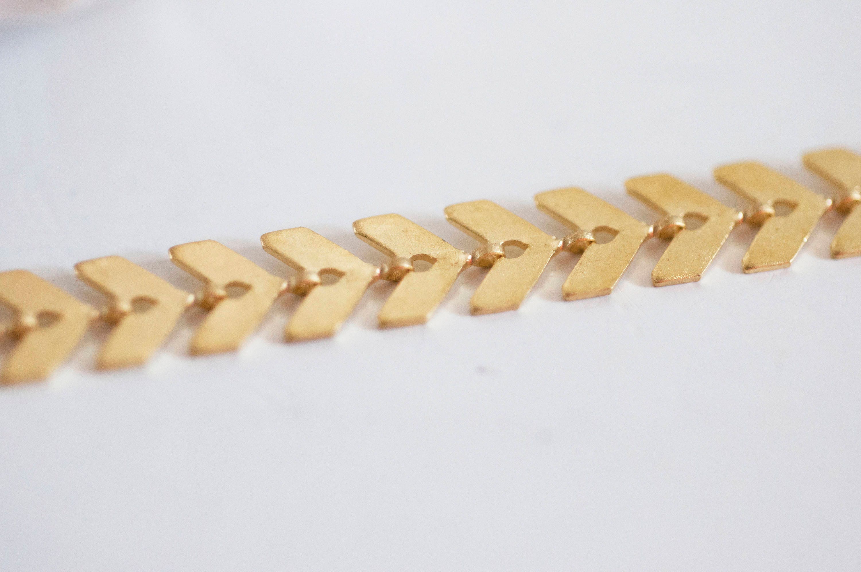 Gingerlily Chaînes Chaîne chevron laiton doré mat 7,5mm 100cm G27