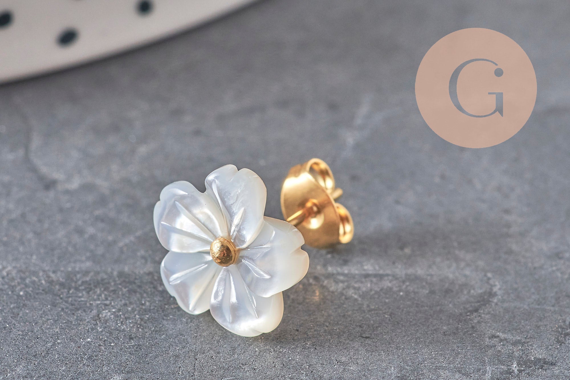 Gingerlily G11305 boucles puces fleur nacre acier doré PVD x1