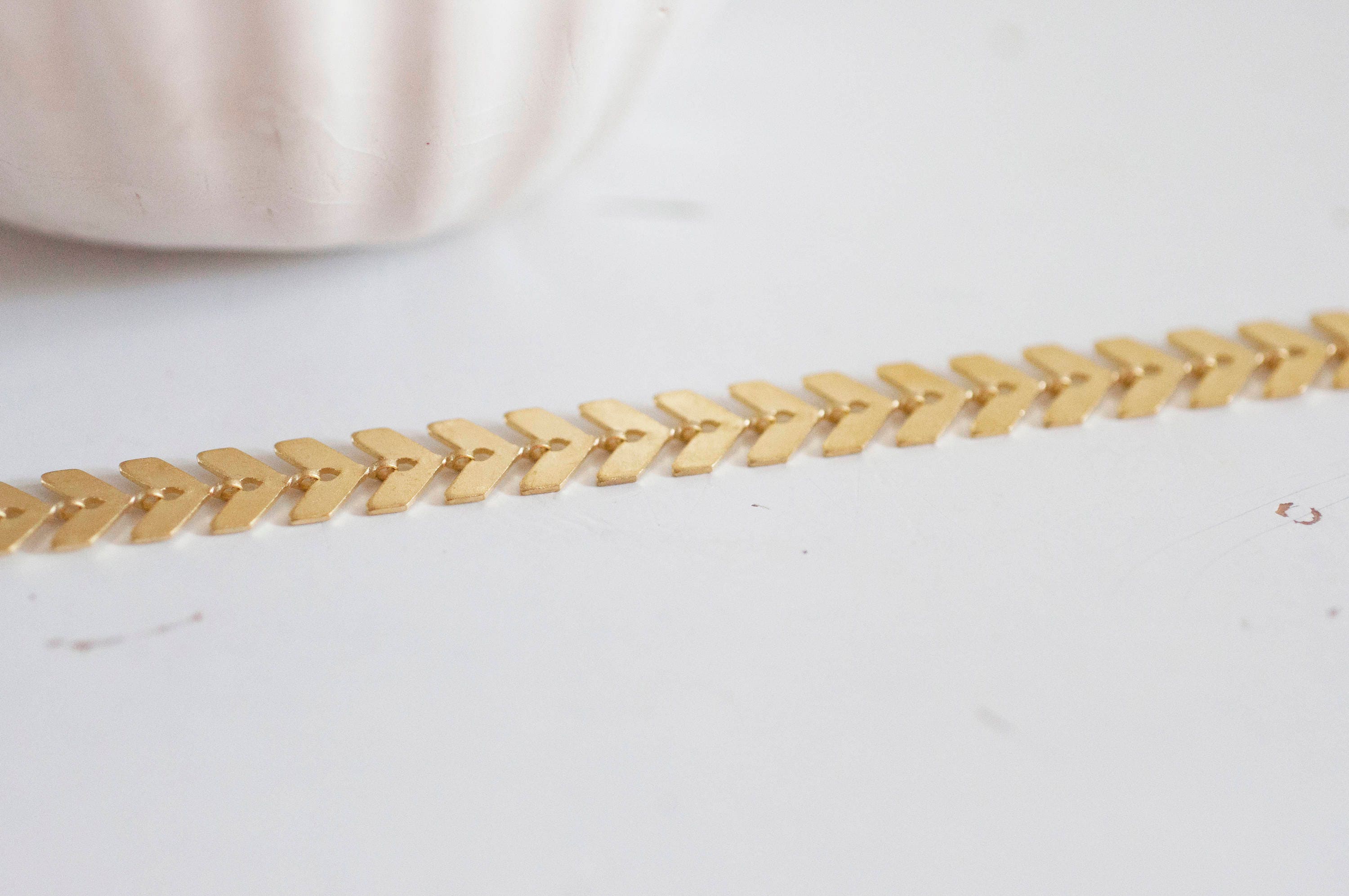 Gingerlily Chaînes Chaîne chevron laiton doré mat 7,5mm 100cm G27
