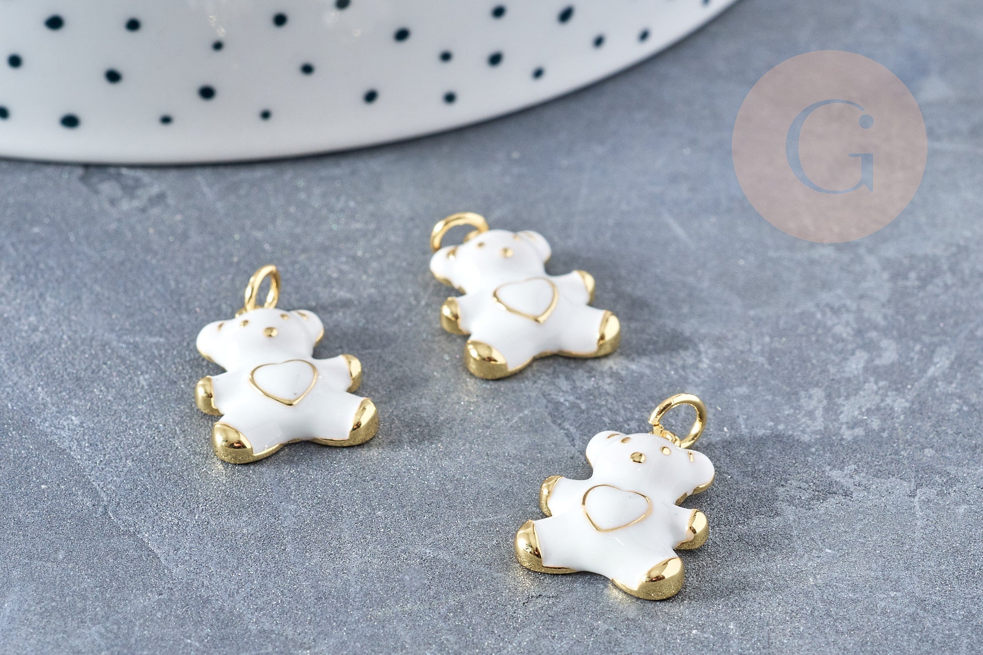 Gingerlily Pendentif ourson doré résine blanche 18mm x1