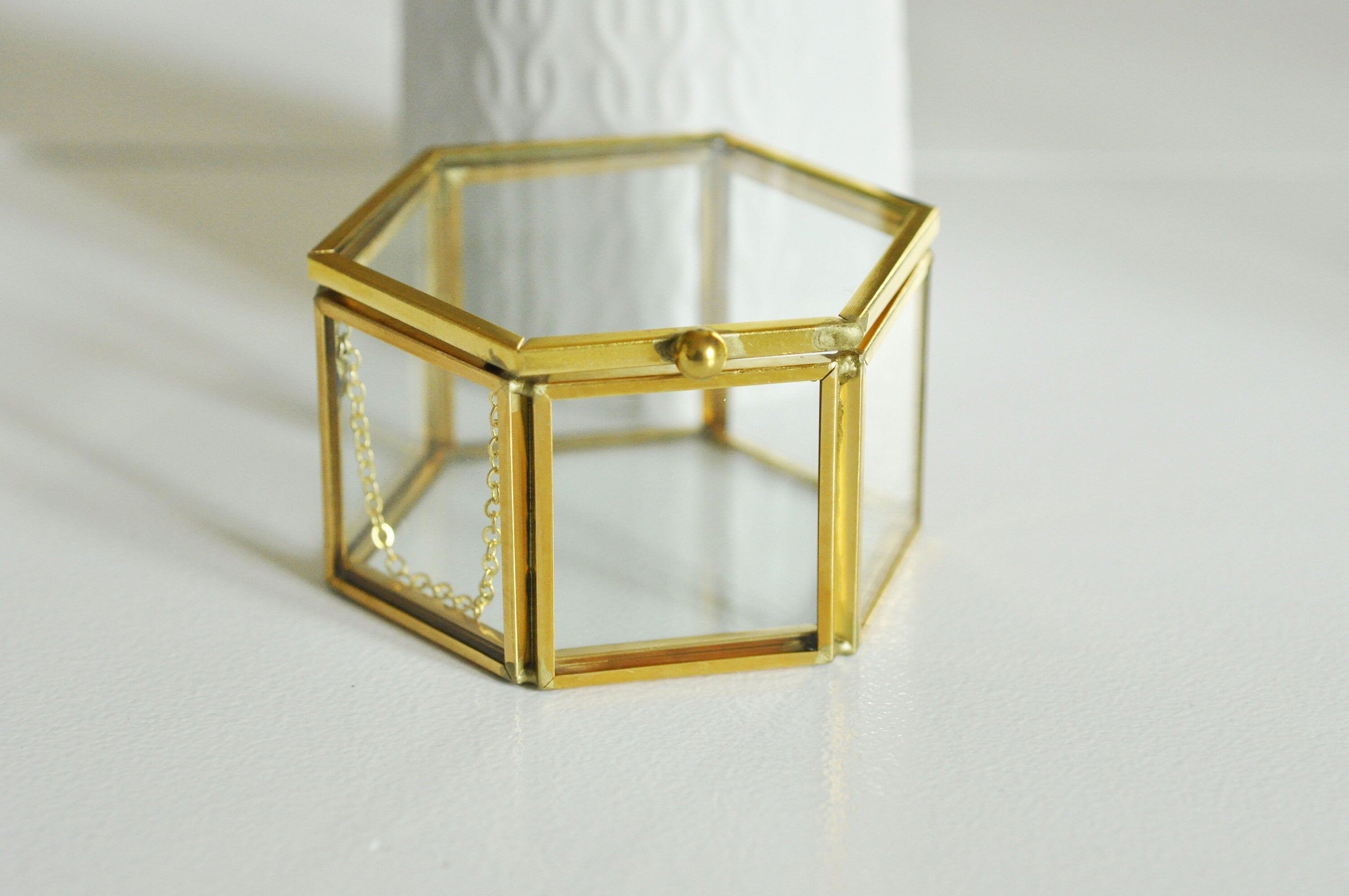 Gingerlily G926 boîte à bijoux verre laiton hexagone 7,5cm