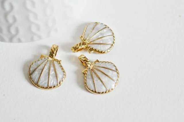 Gingerlily Pendentif coquillage doré blanc 24.5mm x2