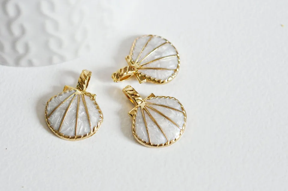 Gingerlily Pendentif coquillage doré blanc 24.5mm x2