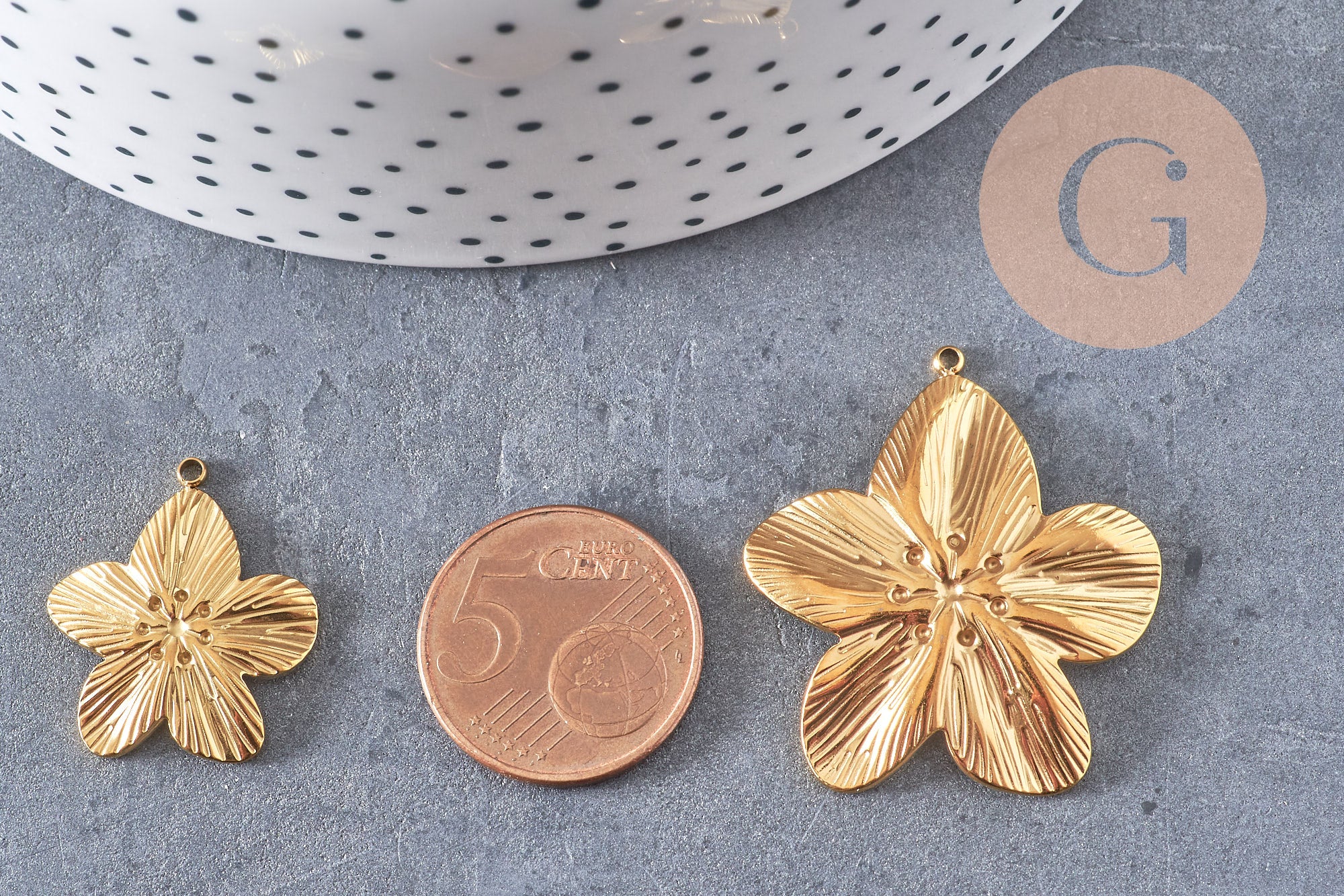 Gingerlily Pendentifs Fleur acier doré PVD 24 mm x1 taille M