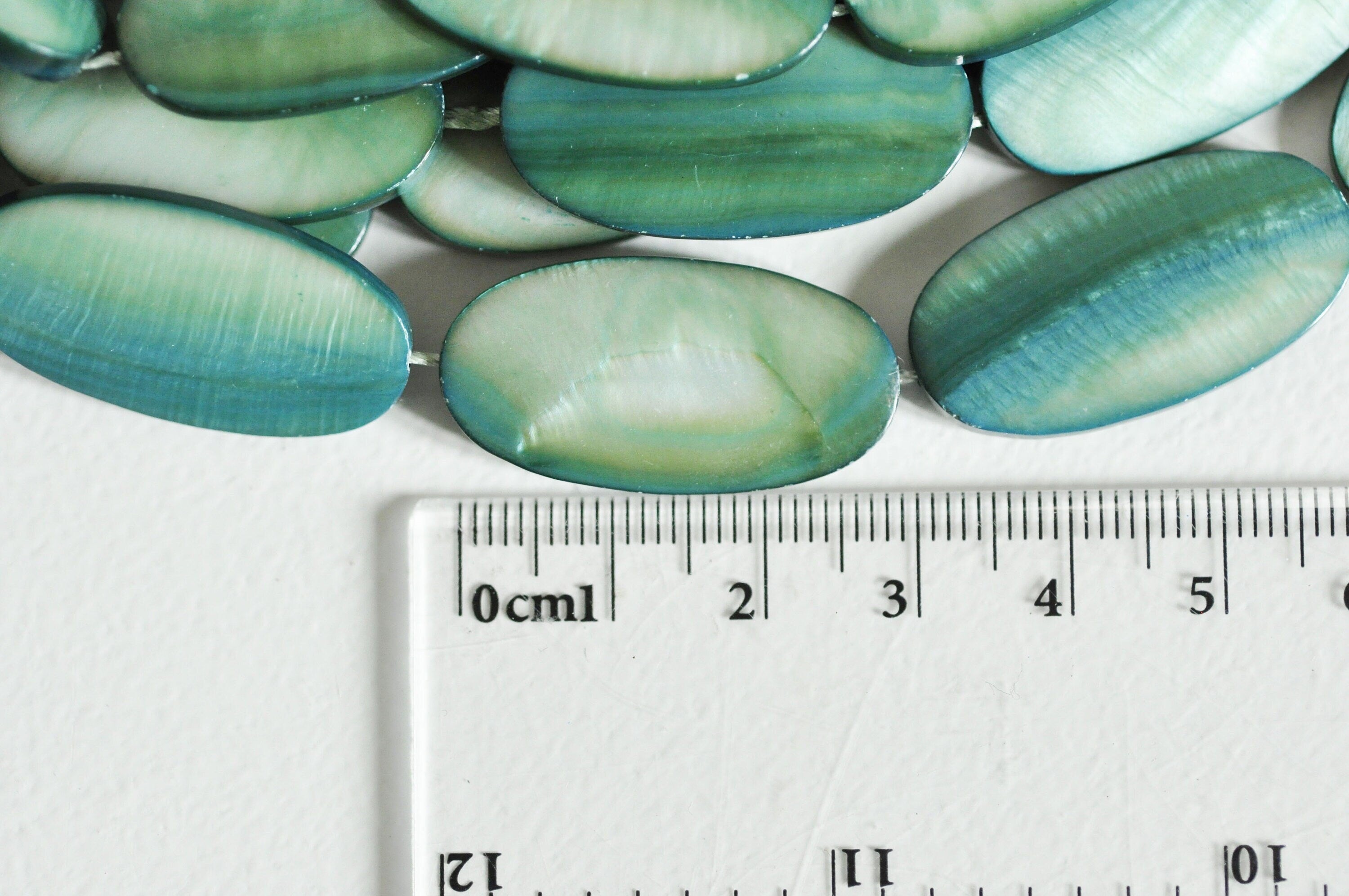 Gingerlily Perles nacre verte ovale 30 mm fil de 13
