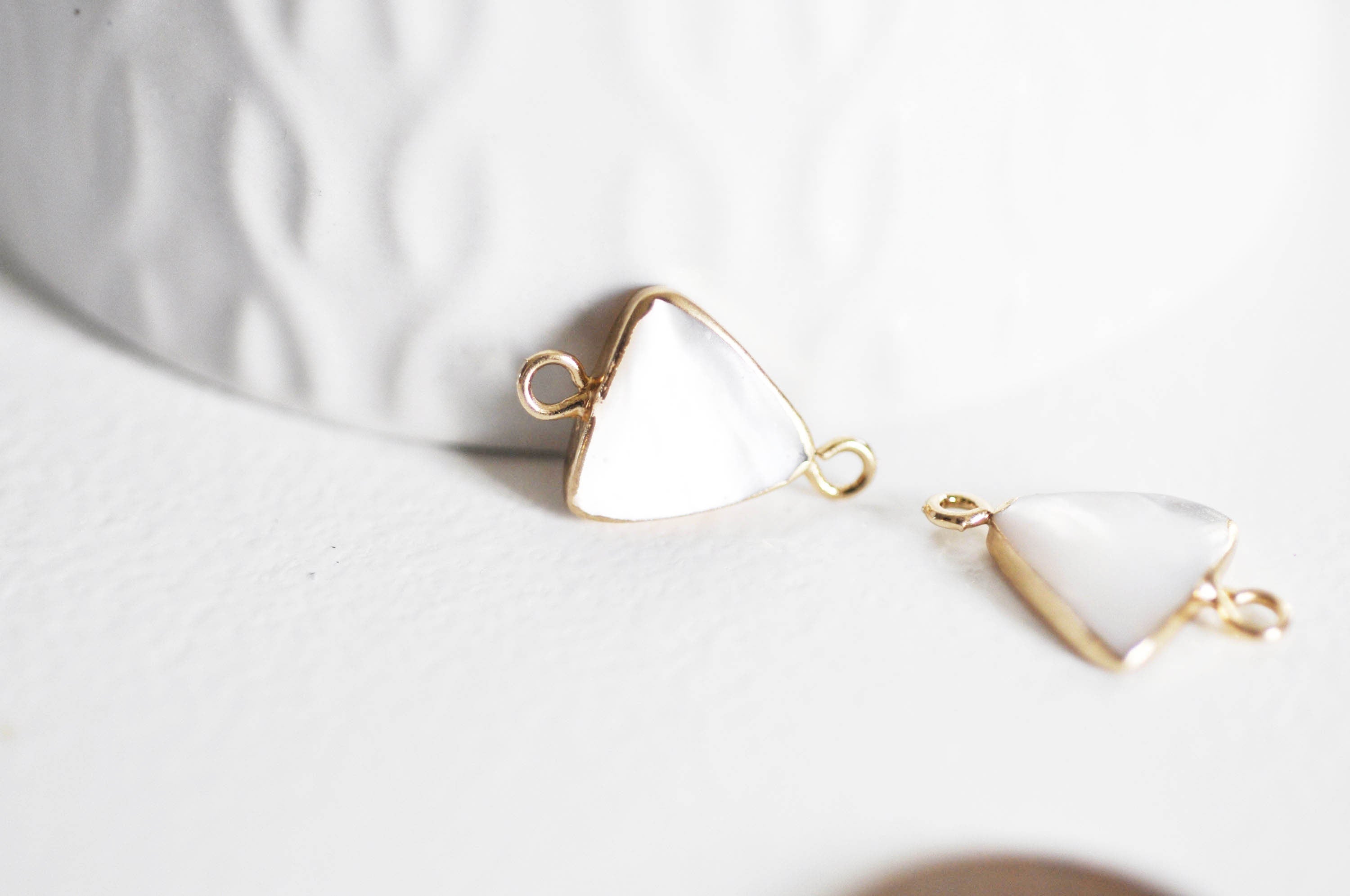 Gingerlily pendentif triangle nacre blanche doré 19mm