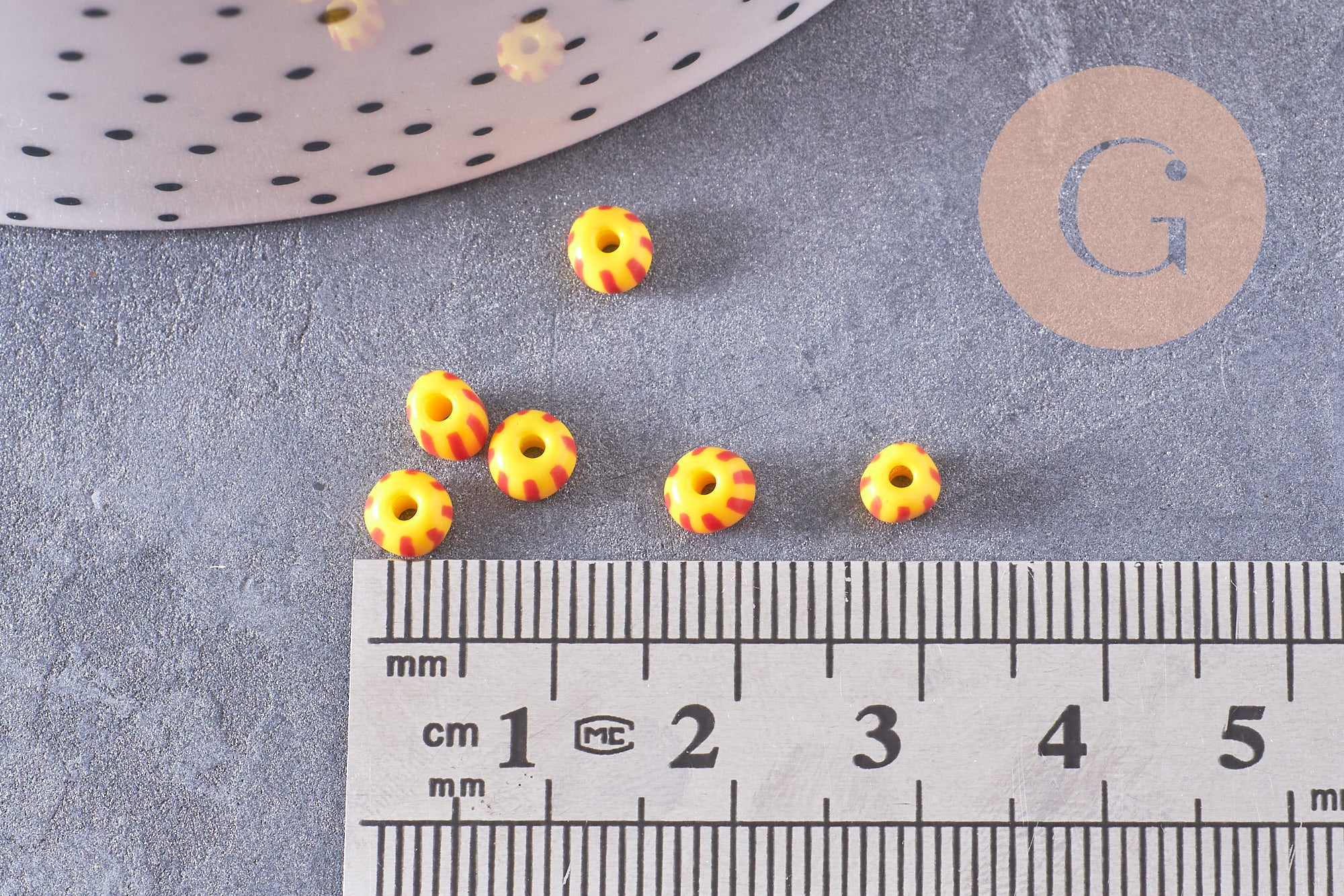 Gingerlily Perles rocaille verre rayé jaune rouge 3x4.5mm 10g